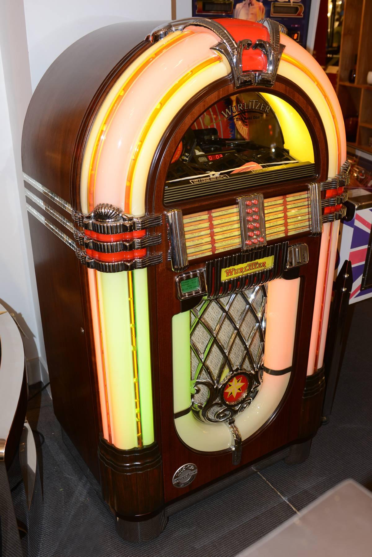 Wurlitzer juke box, genuine original 1948 model.
From 2021 Re-Edition, Audio Equipment for Lazers Discs (CD).
