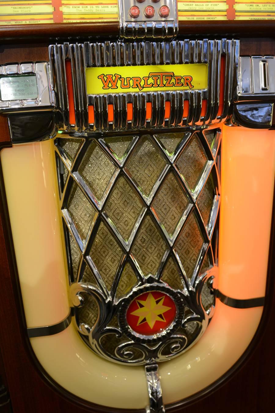 Wurlitzer Juke Box, Original Model Re-Edited in 2021 with Compact Disc Player In Excellent Condition For Sale In Paris, FR