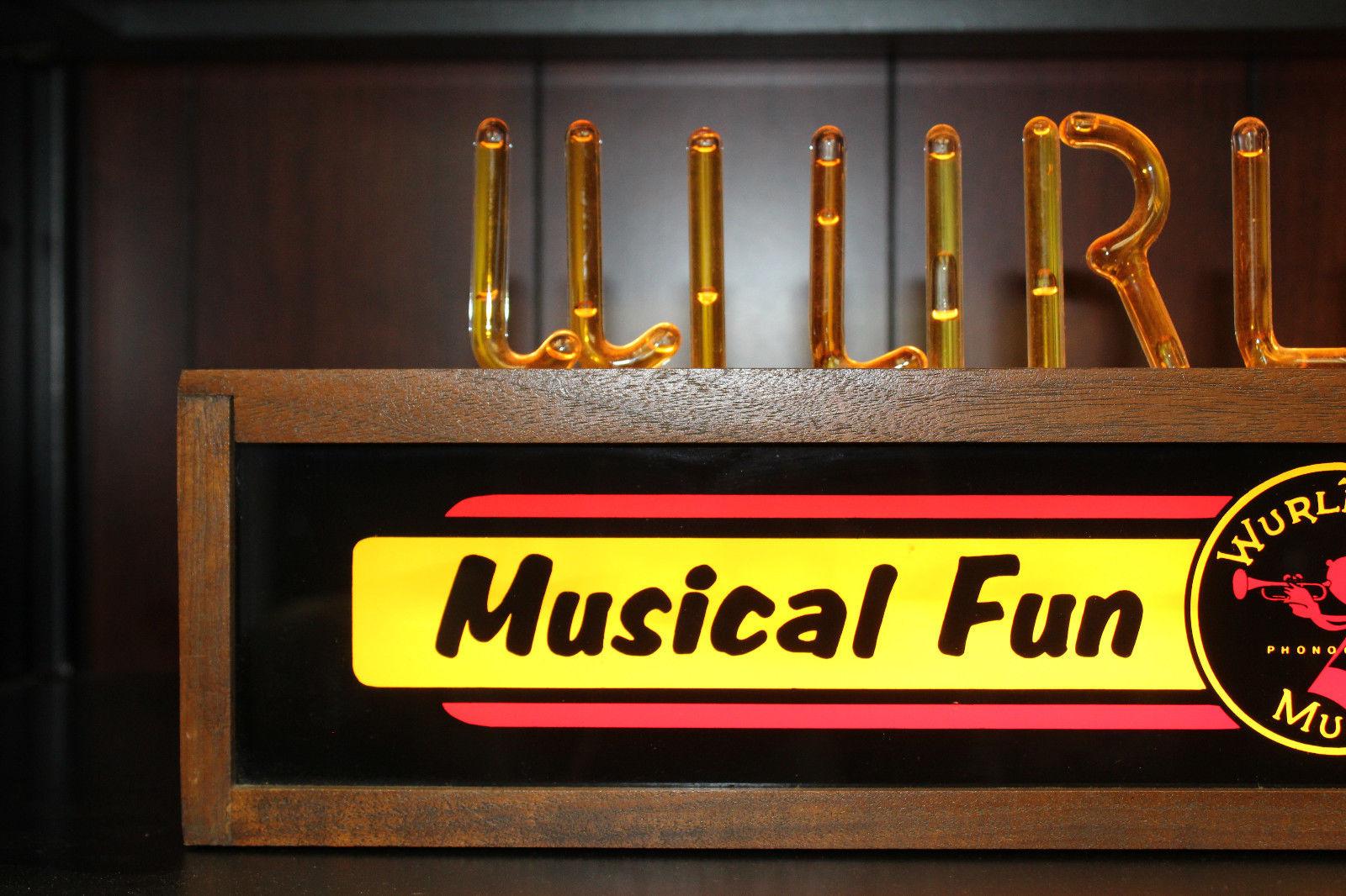 Dieses erstaunliche Leuchtschild ist perfekt für jede Sammlung, besonders wenn Sie einen 1015 Wurlitzer besitzen. Dieses Zeichen leuchtet und sprudelt auf die gleiche Weise wie die 1015 Jukebox. Sehr zerbrechlich, aber in erstaunlich gutem Zustand.