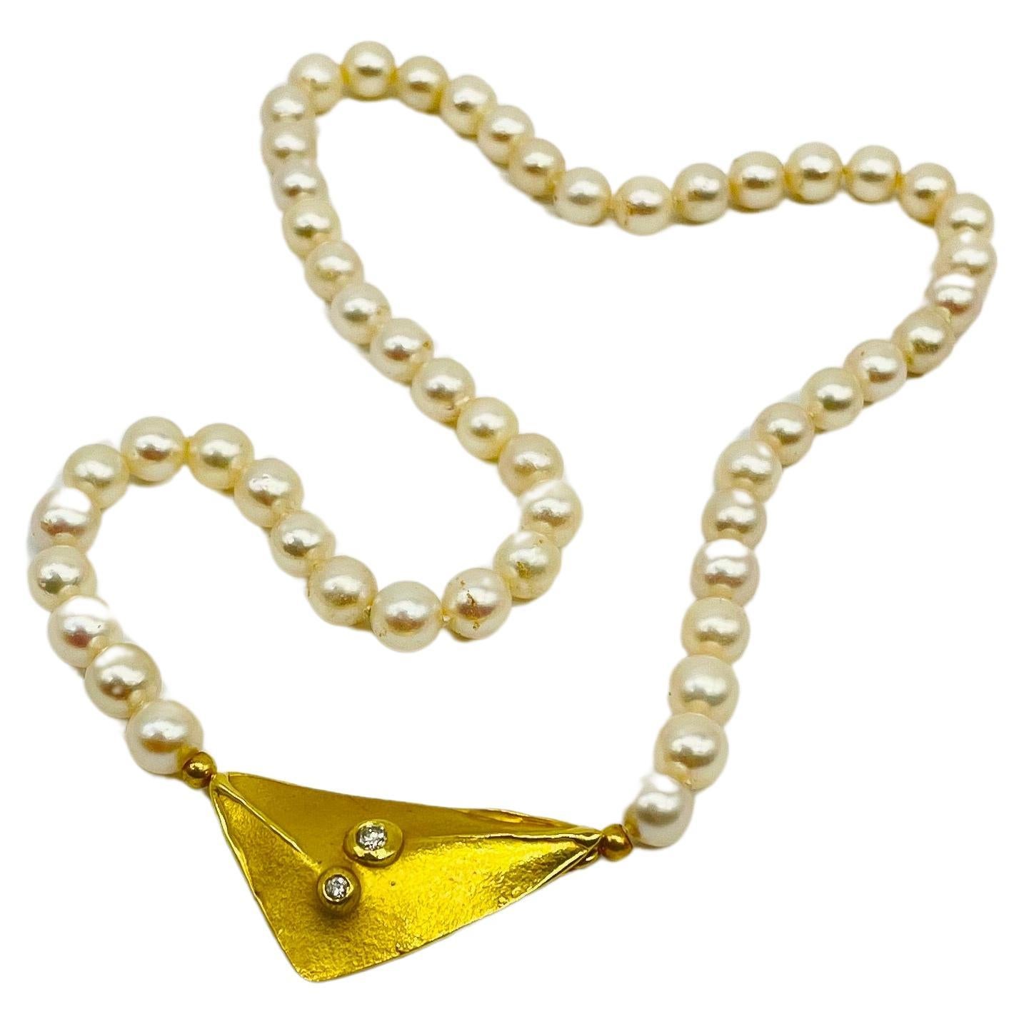 Brilliant Cut Wurzbacher 18k yellow gold pearl necklace with diamonds For Sale