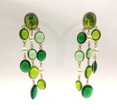 Orecchini a goccia 'WW' in vetro colato con smeraldo e peridoto, perla 'Arlecchino', 2018