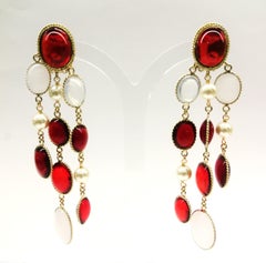 'WW' vetro colato misto rubino e opalino, orecchini a goccia 'Arlecchino', 2018.