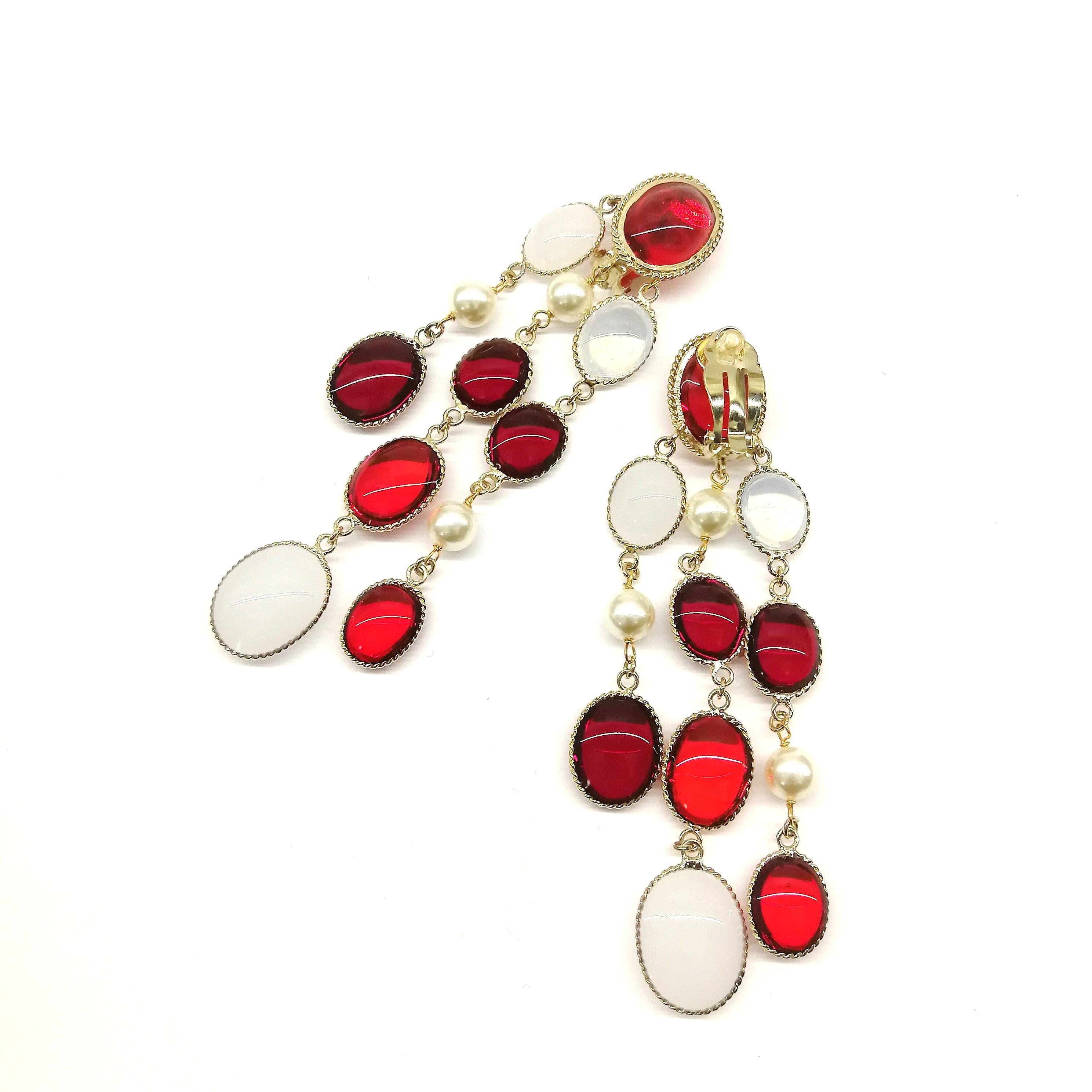 Boucles d'oreilles pendantes 'Harlequin' en rubis mélangé et verre coulé de la Seconde Guerre mondiale, 2018. en vente 2