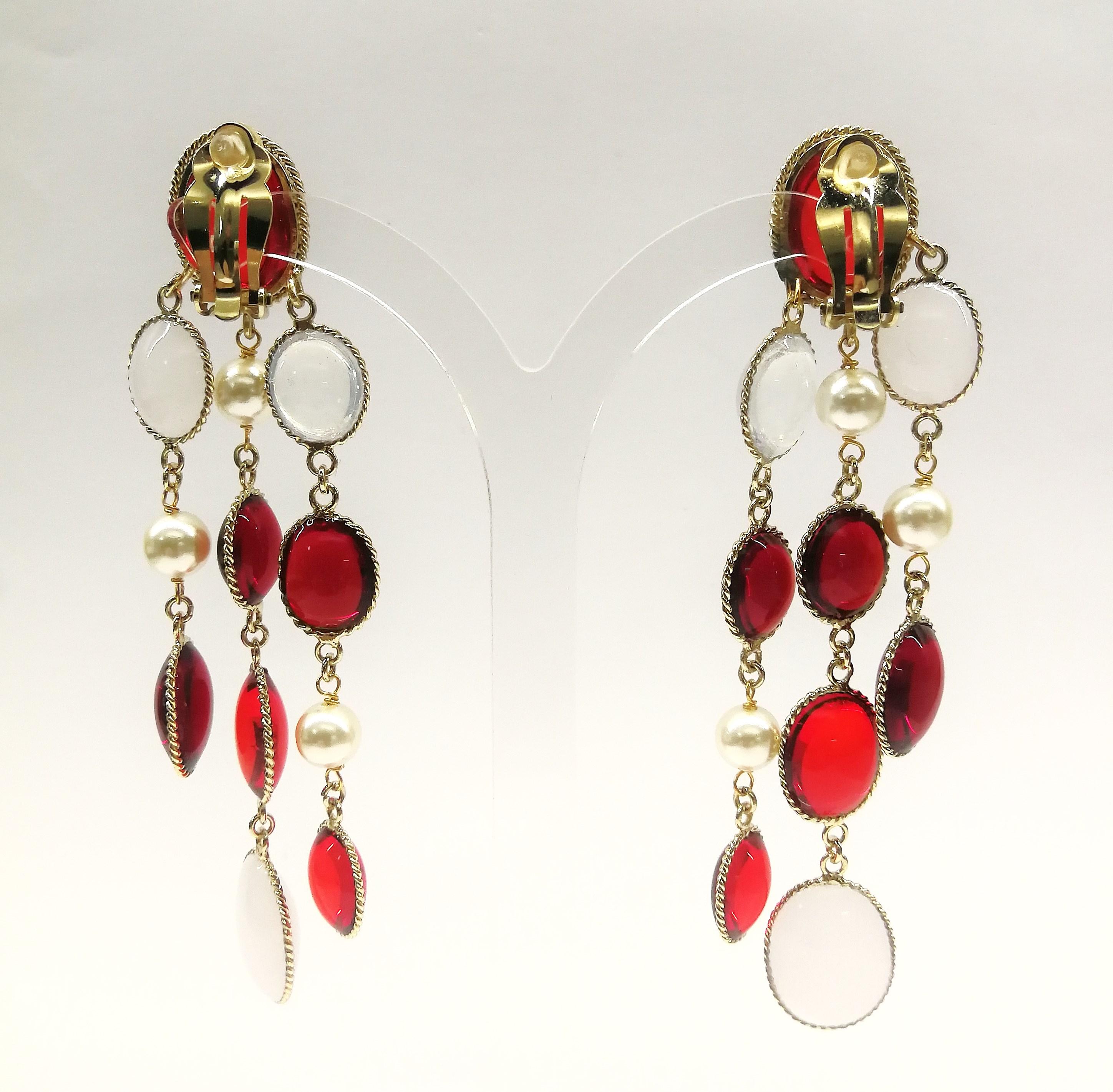 Boucles d'oreilles pendantes 'Harlequin' en rubis mélangé et verre coulé de la Seconde Guerre mondiale, 2018. en vente 3