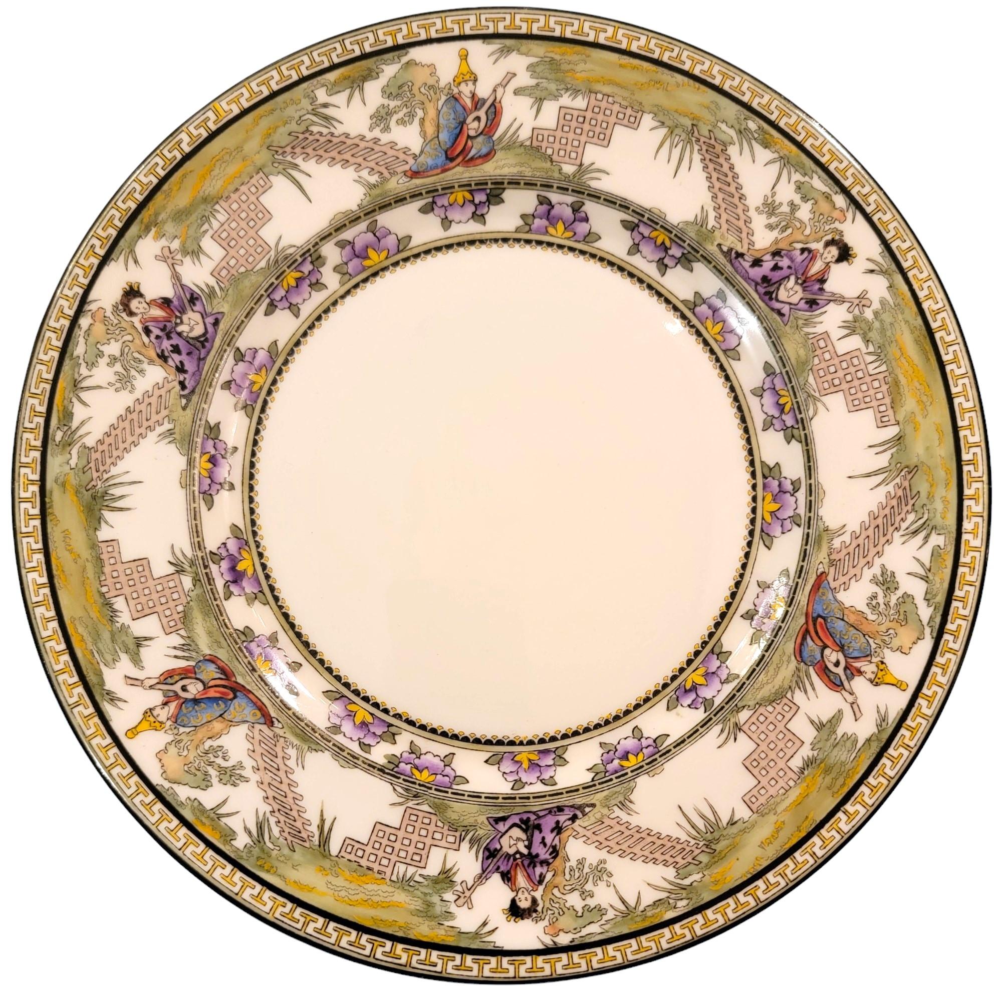 Eleva tu experiencia gastronómica con este exquisito juego de 12 platos de plata de ley elaborados por la renombrada W.W. Wattles & Son de Pittsburgh, Pensilvania. Testimonio de la orfebrería estadounidense de principios del siglo XX, cada plato