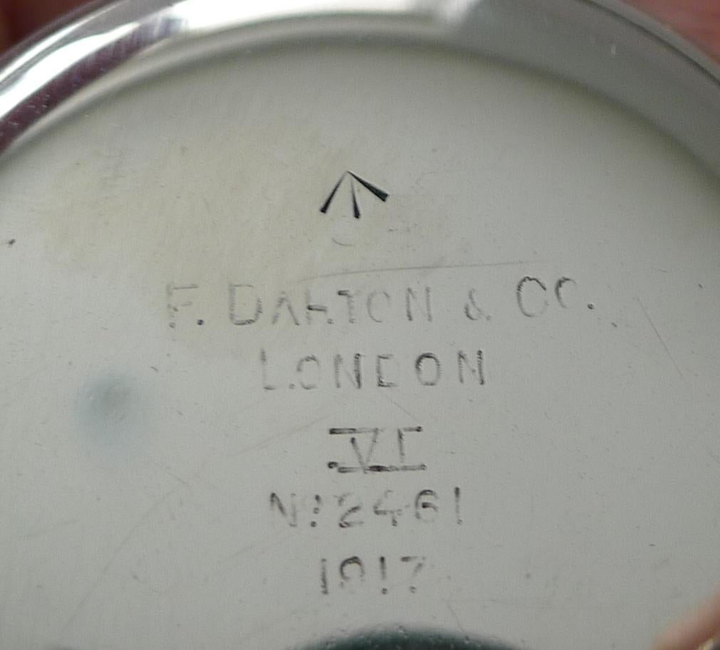 Eine gute vernickelt WW1 British Officers Military Pocket Kompass auf der Vorderseite unterzeichnet  F. Darton & Co, London, VI, Nr. 2461, mit dem Datum 1917 und dem Zeichen des Kriegsministeriums 