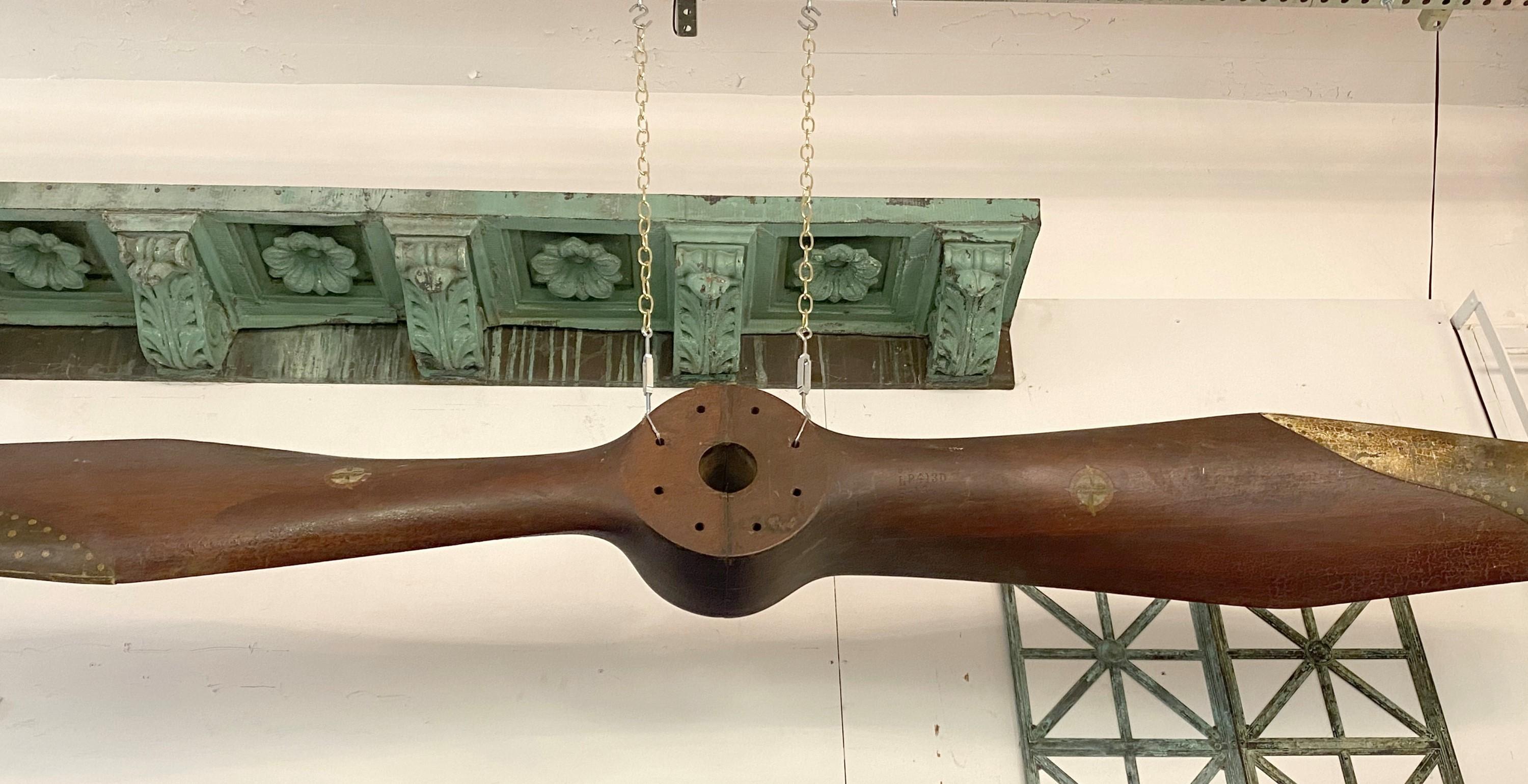 Authentique et rare hélice en bois sculptée à la main de 1917, datant de la première guerre mondiale, avec embouts en laiton. Fabriqué par Matthew Bros MFG. Co. à Milwaukee, WI. Ces hélices étaient souvent utilisées sur les bateaux volants H16 de la
