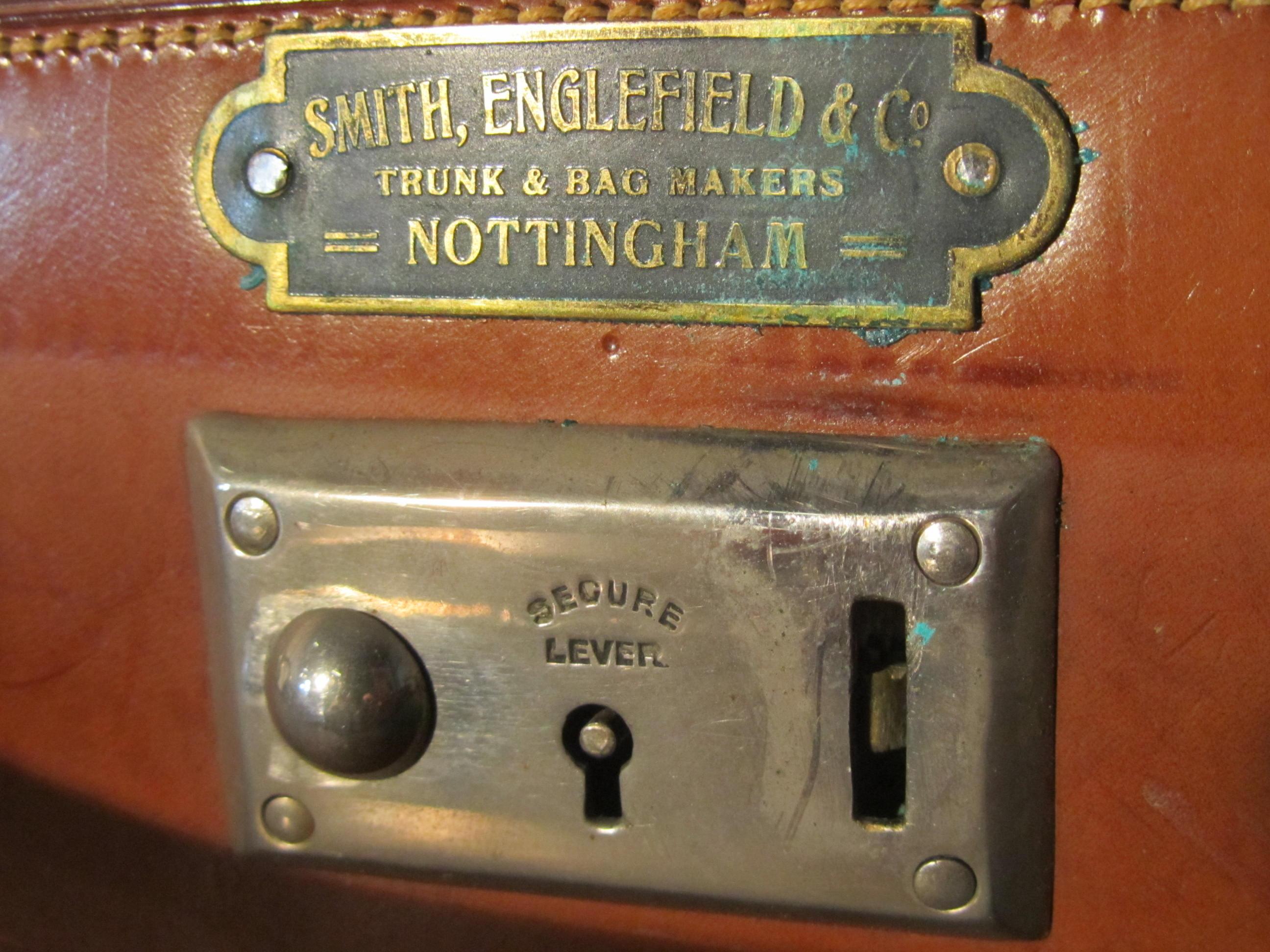 WWw11, Tiny Leather Attaché Case Erste Hilfe Medical Equipment (20. Jahrhundert) im Angebot