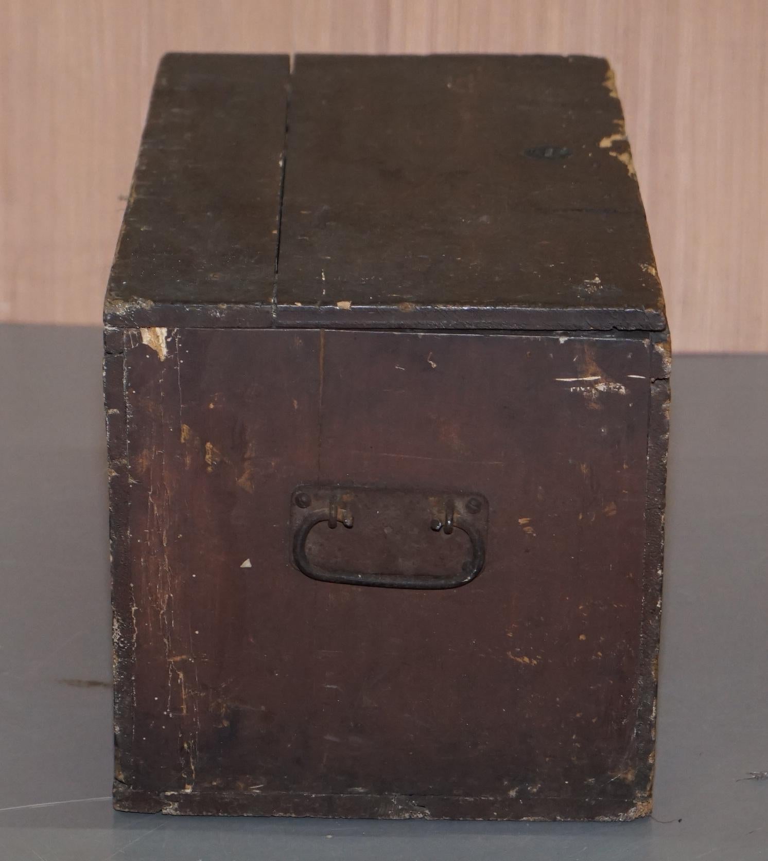 Mid-20th Century WW2 1939-1945 8th Battalion the Durham Hd Hq Wing Military Campaign Chest Trunk For Sale