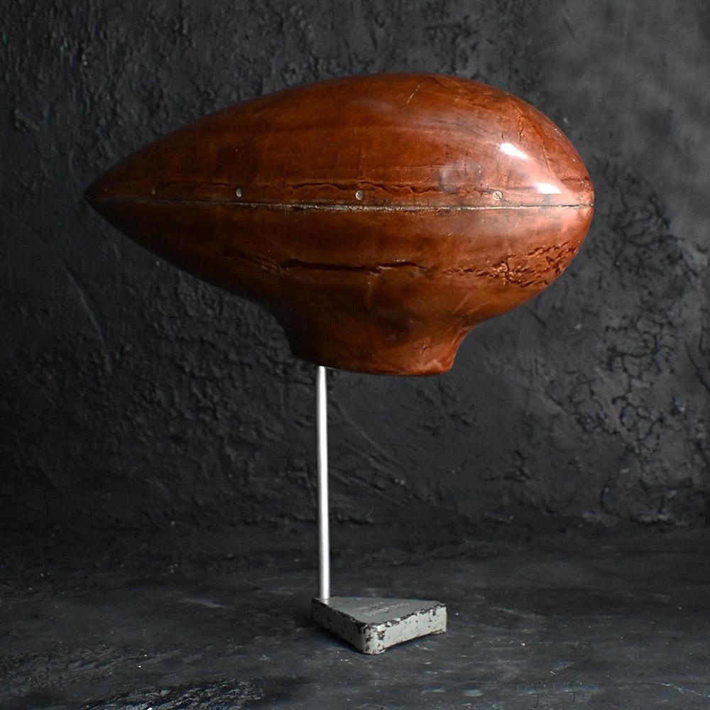 WW2 Sterling Bomber Radio Kompass Loop Antenne
 
Selten, ungewöhnlich und sehr skulptural. Dieser Artikel hat es in sich, er kann an einen Alienkopf oder ein Zeppelinmodell erinnern. Ein ähnliches Exemplar befindet sich im Smithsonian Design Museum.