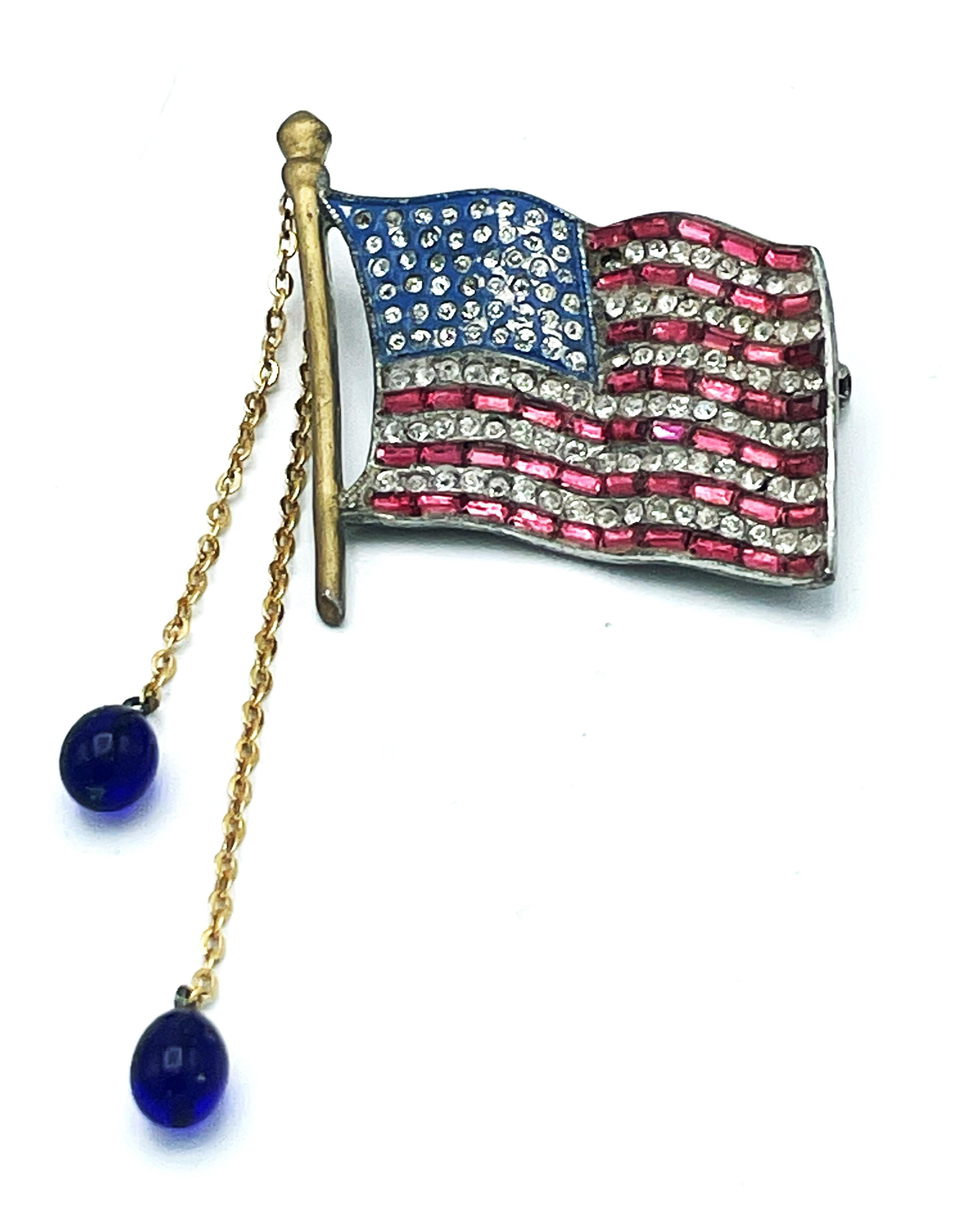 'AMERICAN FIRST
bonito broche vintage de la bandera de los ee.uu. de la segunda guerra mundial, esmalte azul, brillantes rojos y azules con 2 bolas de cristal azul que cuelgan de una fina cadena de 7 cm de largo.
Muy buen estado para esta
