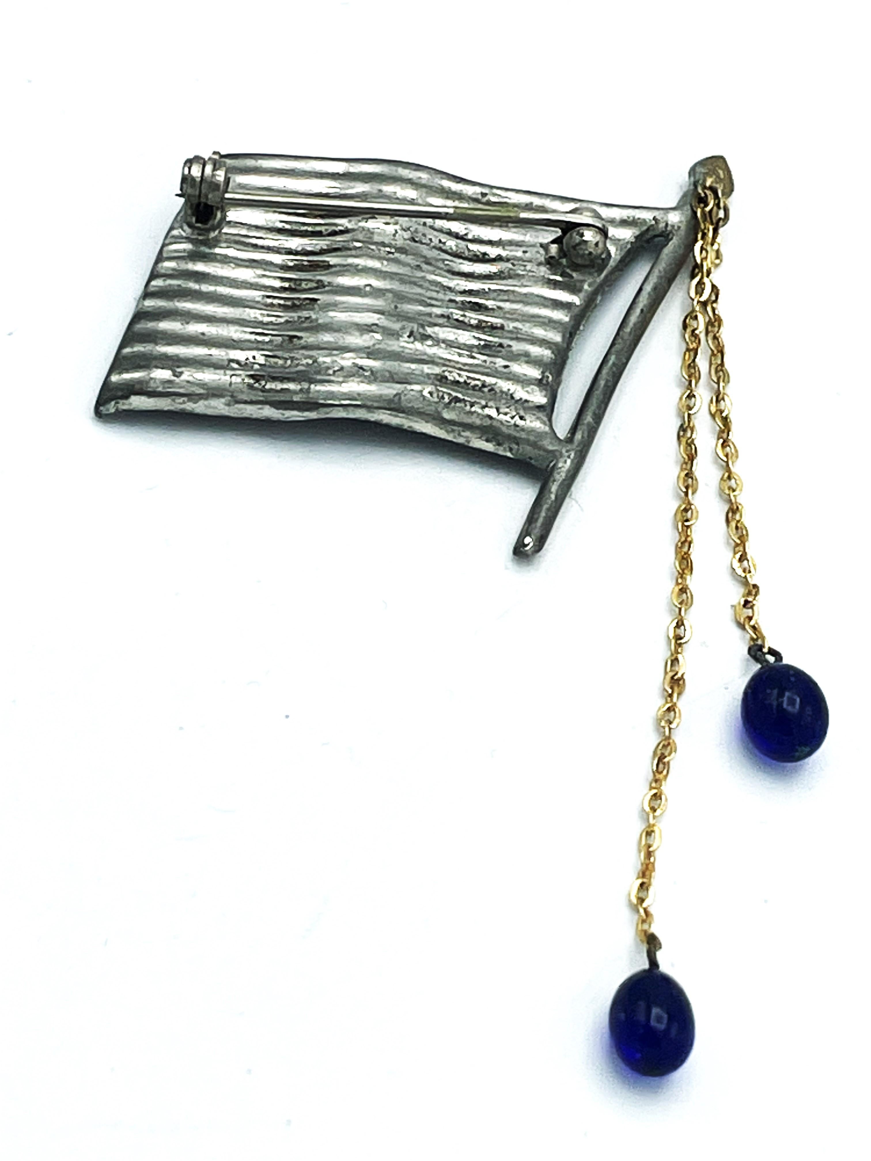 Broche Bandera Patriótica de EE.UU. de la 2ª Guerra Mundial, esmalte y brillantes rojos y azules, años 40 en Bueno estado para la venta en Stuttgart, DE