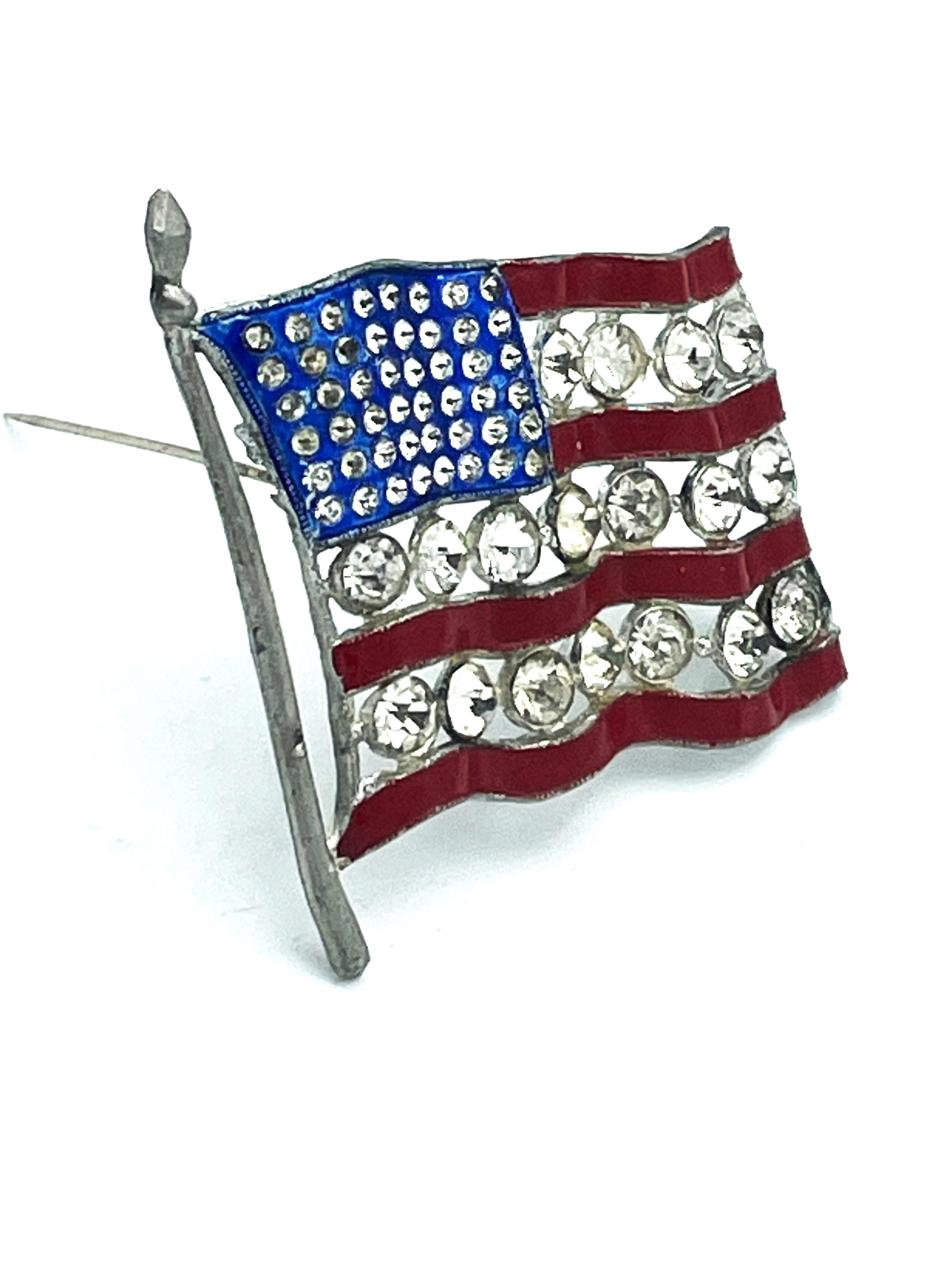 WW2 US Patriotic Flag brooch, enamel and red and blue rhinestones, 1940s In Good Condition For Sale In Stuttgart, DE