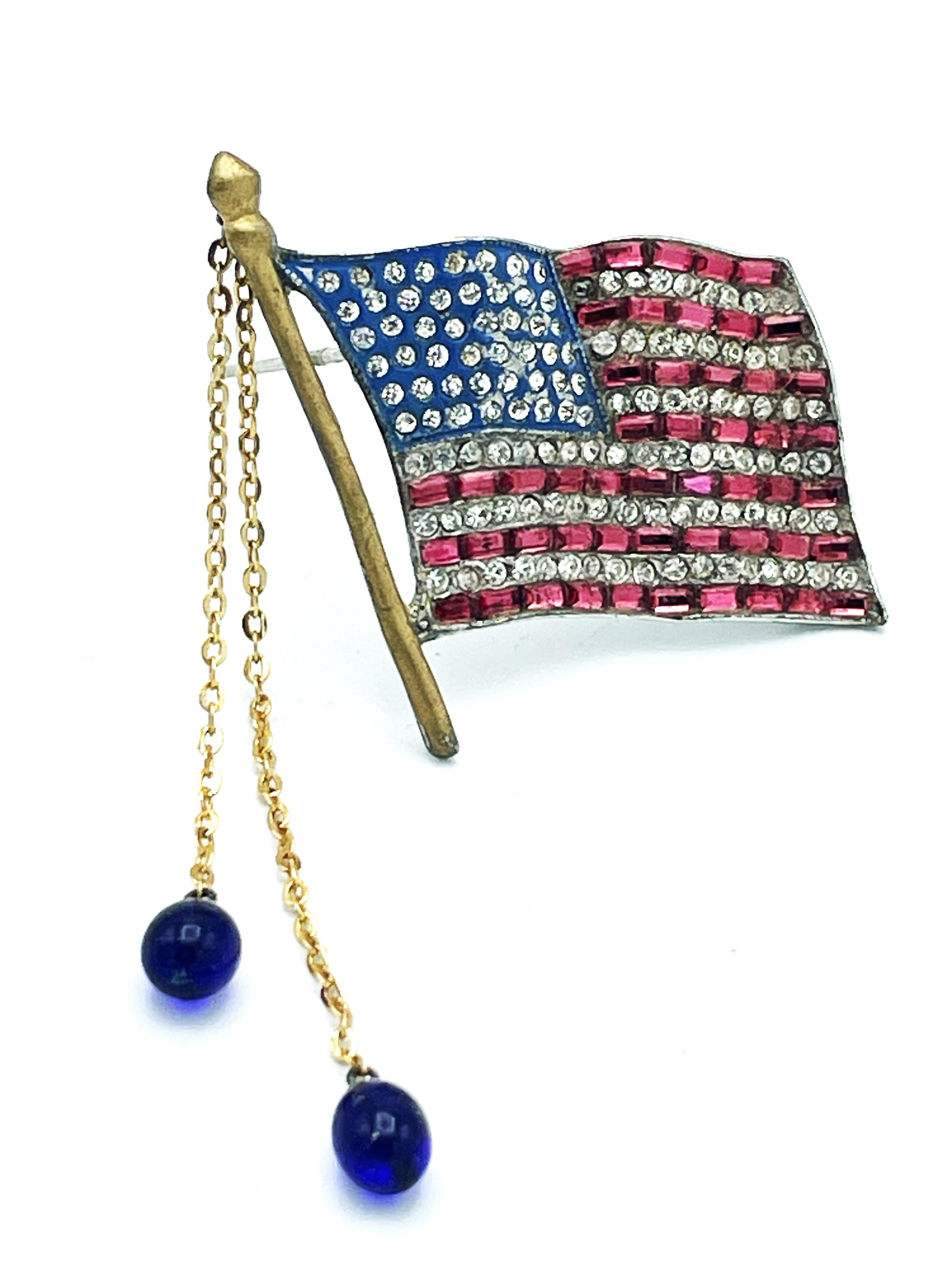 Femenino o masculino Broche Bandera Patriótica de EE.UU. de la 2ª Guerra Mundial, esmalte y brillantes rojos y azules, años 40 en venta