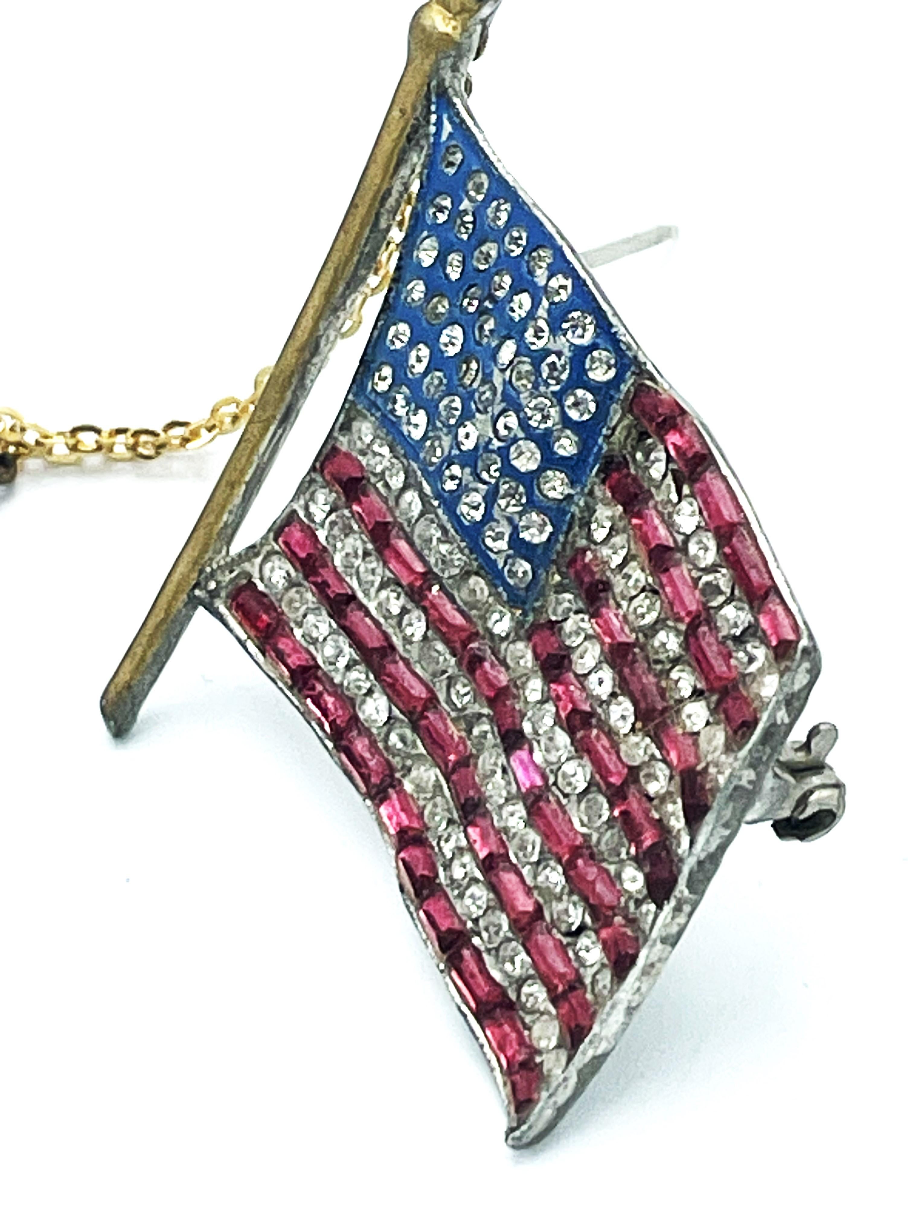 Broche Bandera Patriótica de EE.UU. de la 2ª Guerra Mundial, esmalte y brillantes rojos y azules, años 40 en venta 1