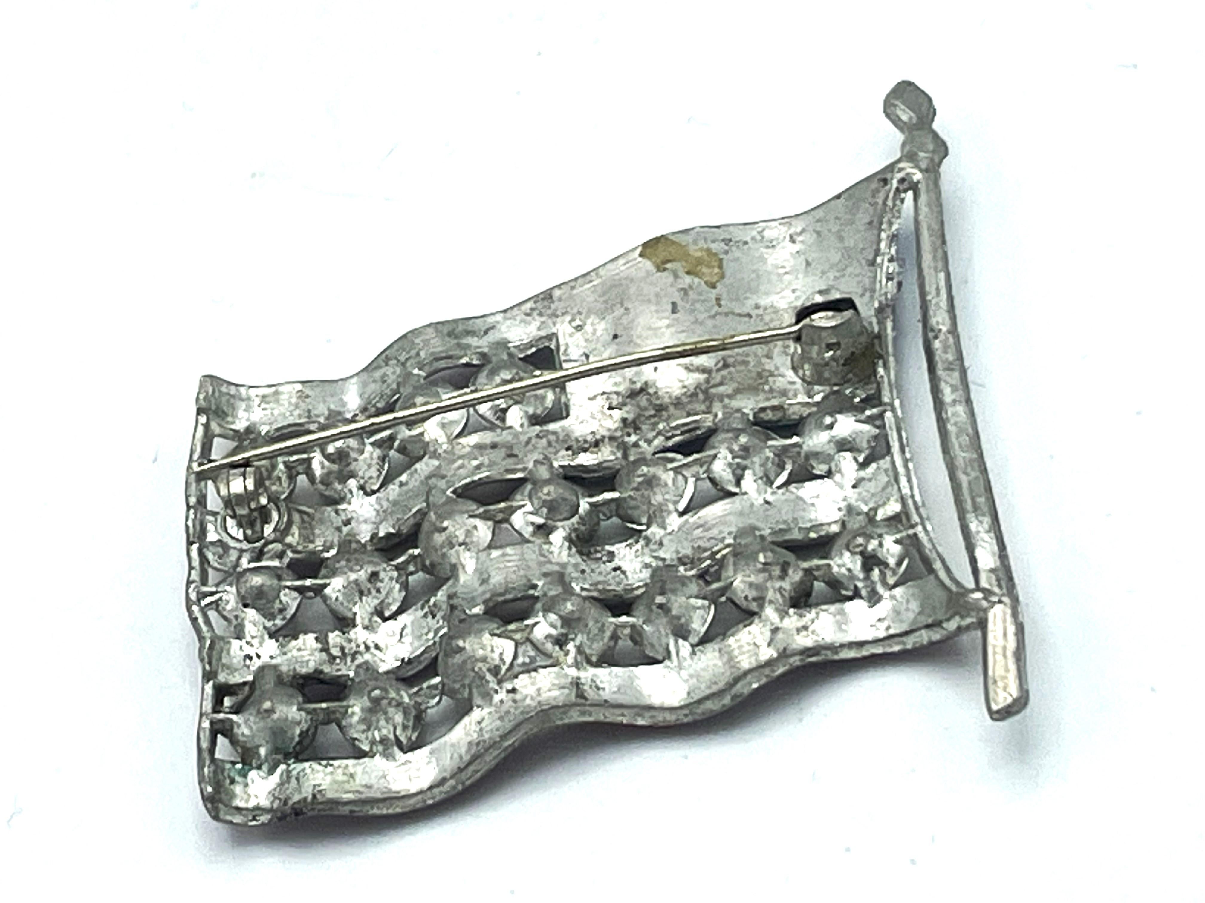 WW2 US Patriotic Flag brooch, enamel and red and blue rhinestones, 1940s For Sale 1