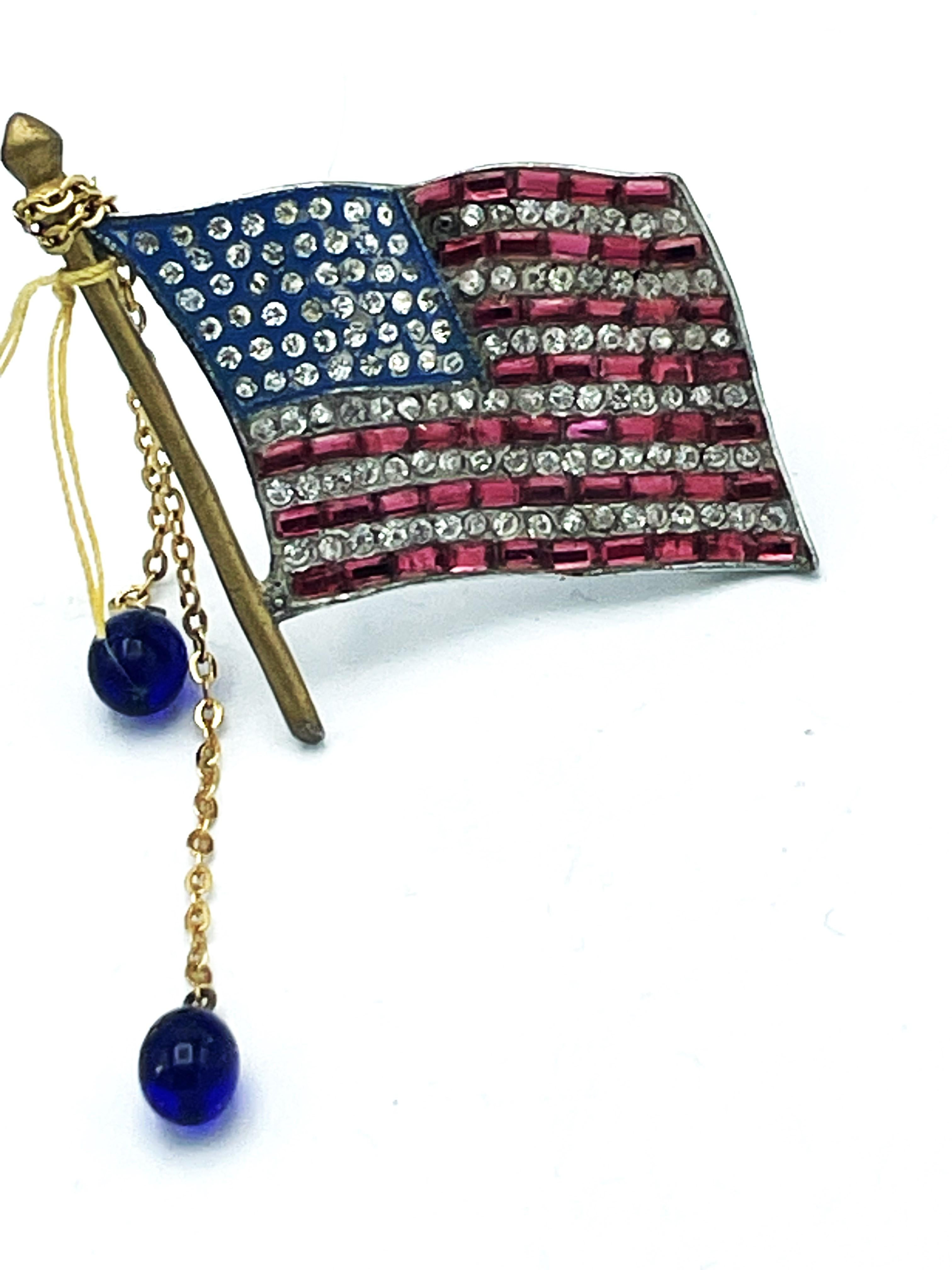 Broche Bandera Patriótica de EE.UU. de la 2ª Guerra Mundial, esmalte y brillantes rojos y azules, años 40 en venta 2