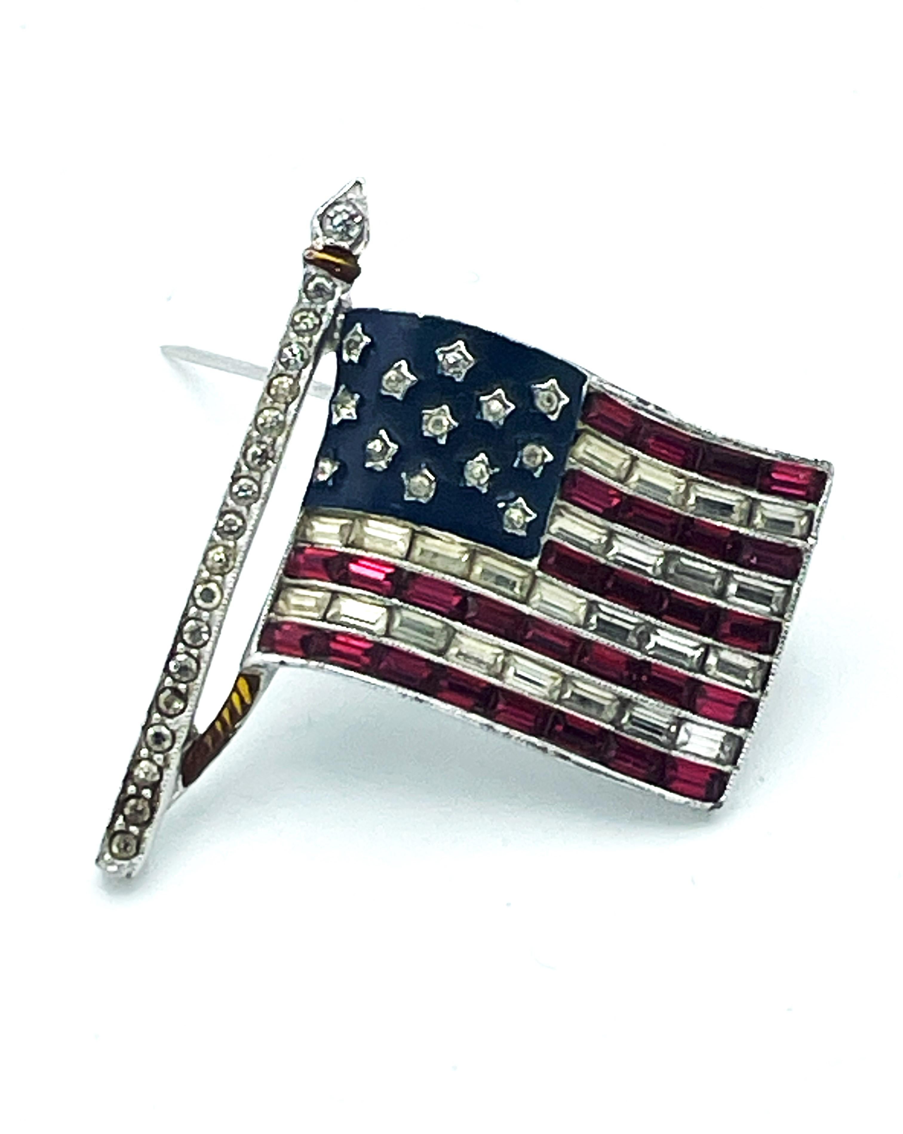 Drapeau patriotique américain WW2, signé  Trifari 1940, émail bleu avec strass rouges et clairs. Métal rhodié.

Dimensions :
Hauteur  2,7 cm x 3 cm 

Parfait état 