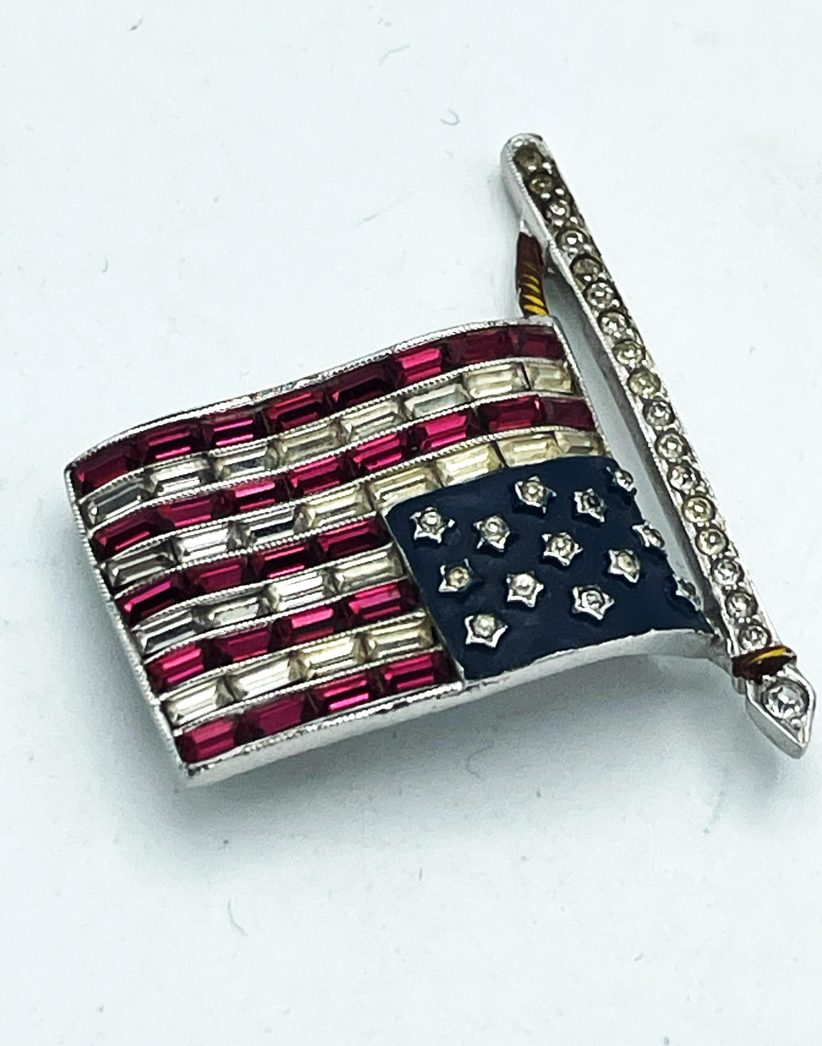 WW2 US Patriotic broche pave et émail made Trifari 1940 Excellent état - En vente à Stuttgart, DE
