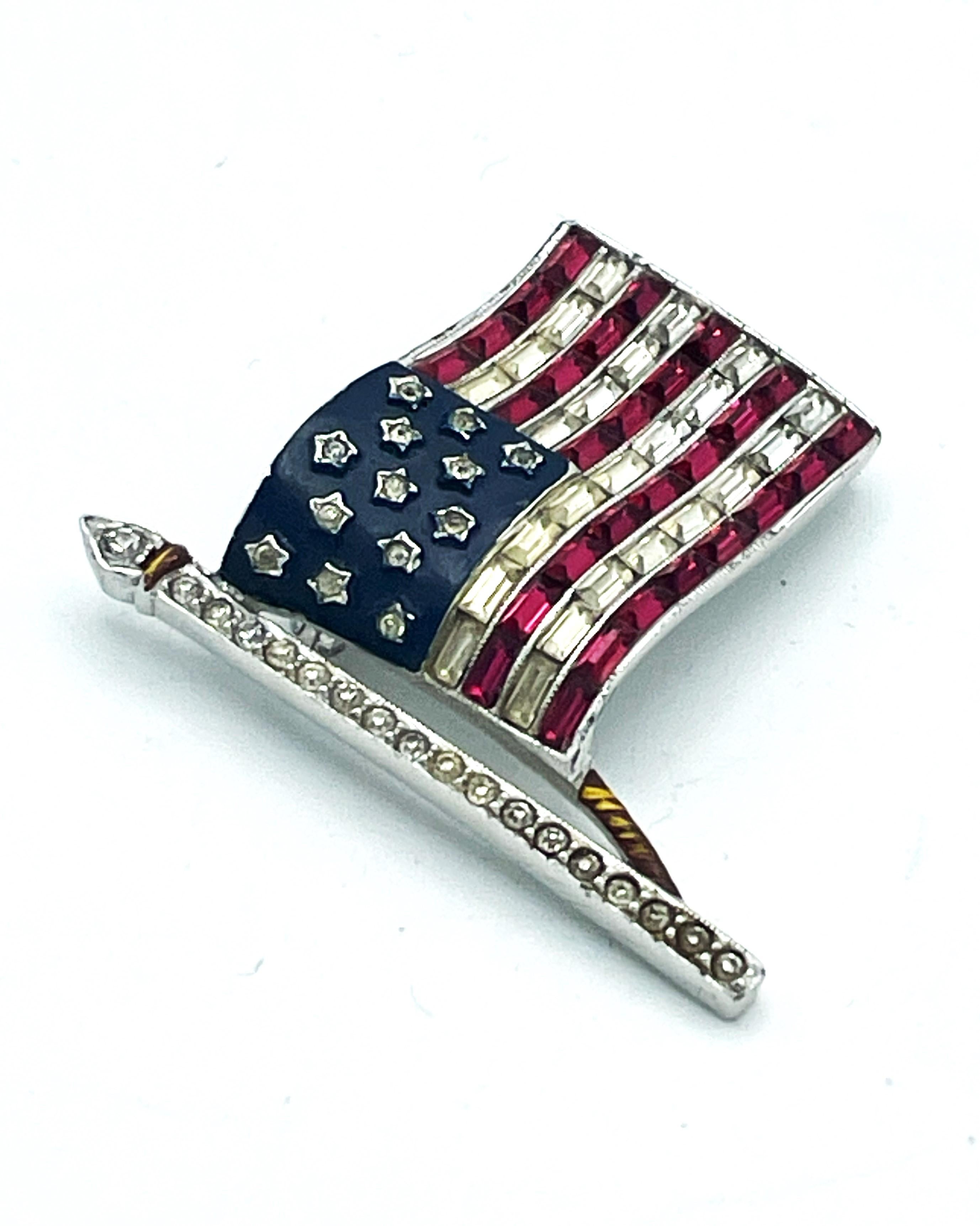 WW2 US Patriotic broche pave et émail made Trifari 1940 en vente 4