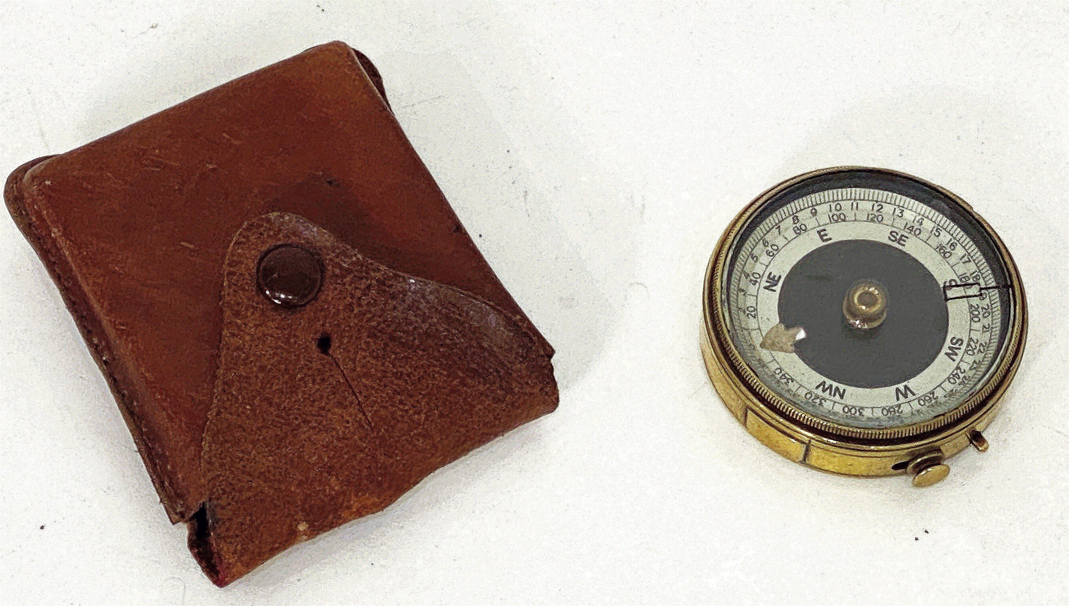 Edwardian WWI British Military Pocket Compass of Brass with Original Leather Case For Sale