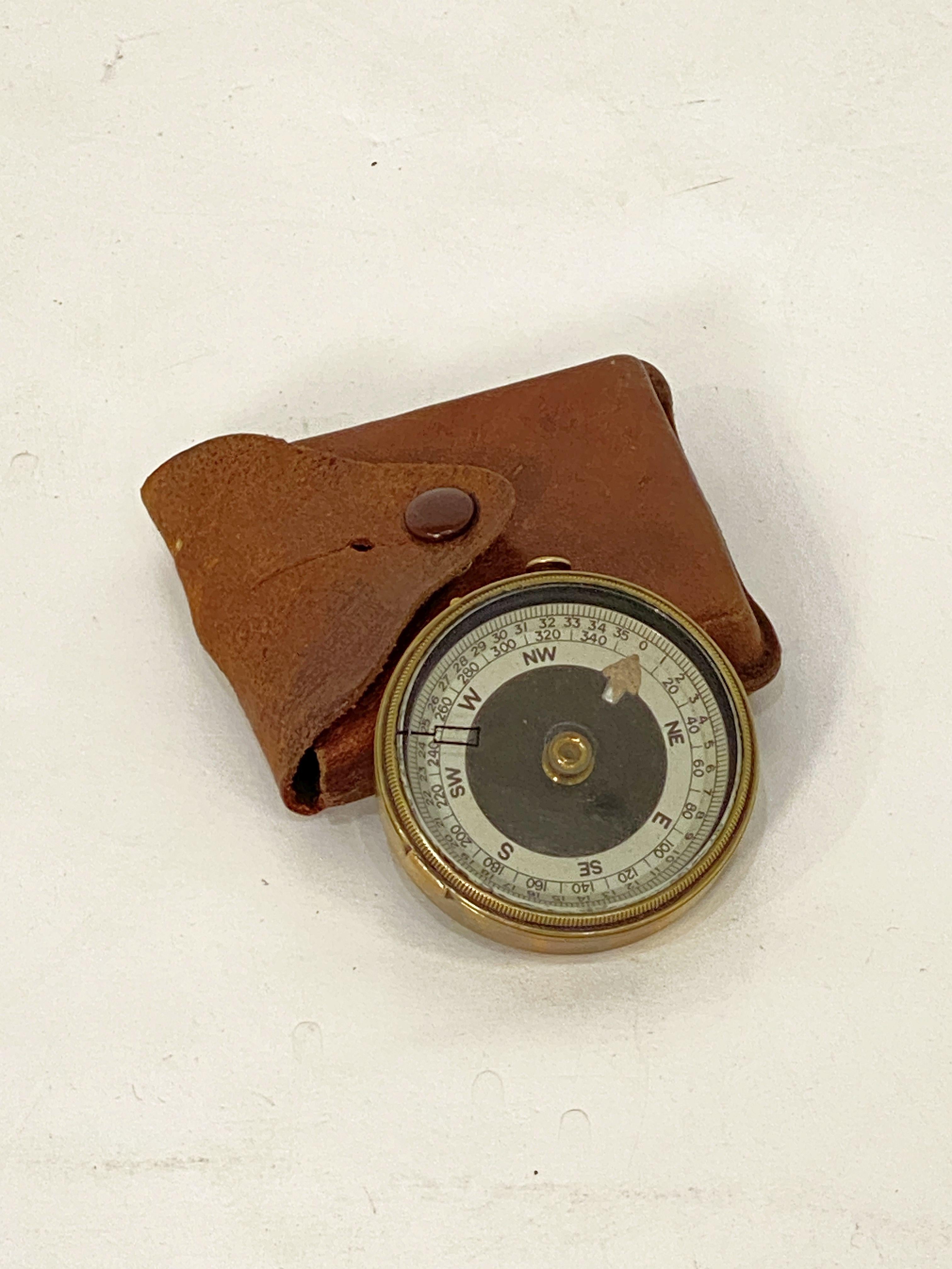 WWI British Military Pocket Compass of Brass with Original Leather Case In Good Condition For Sale In Austin, TX