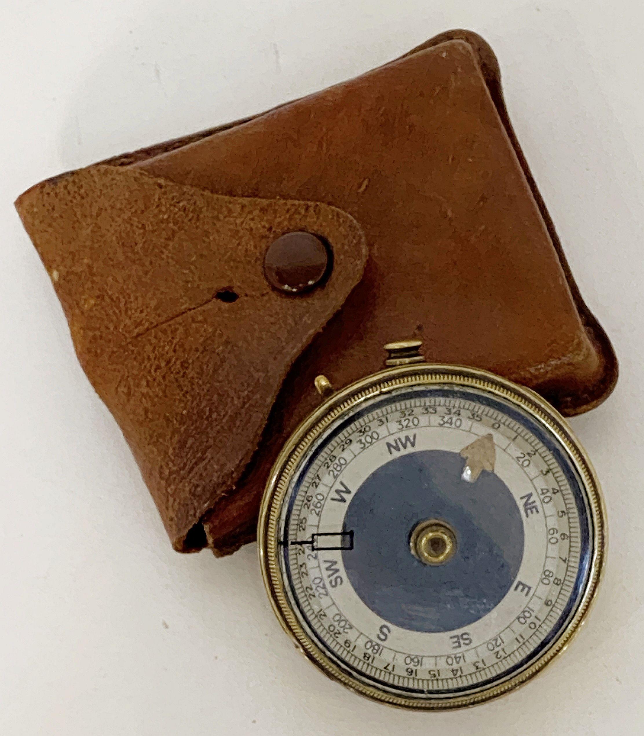 WWI British Military Pocket Compass of Brass with Original Leather Case For Sale 1