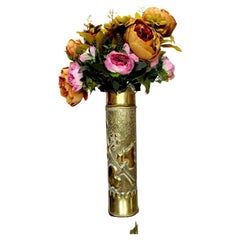 Militaria Première Guerre Mondiale Boîtier d'obus en laiton embossé / Vase à fleurs daté 1917