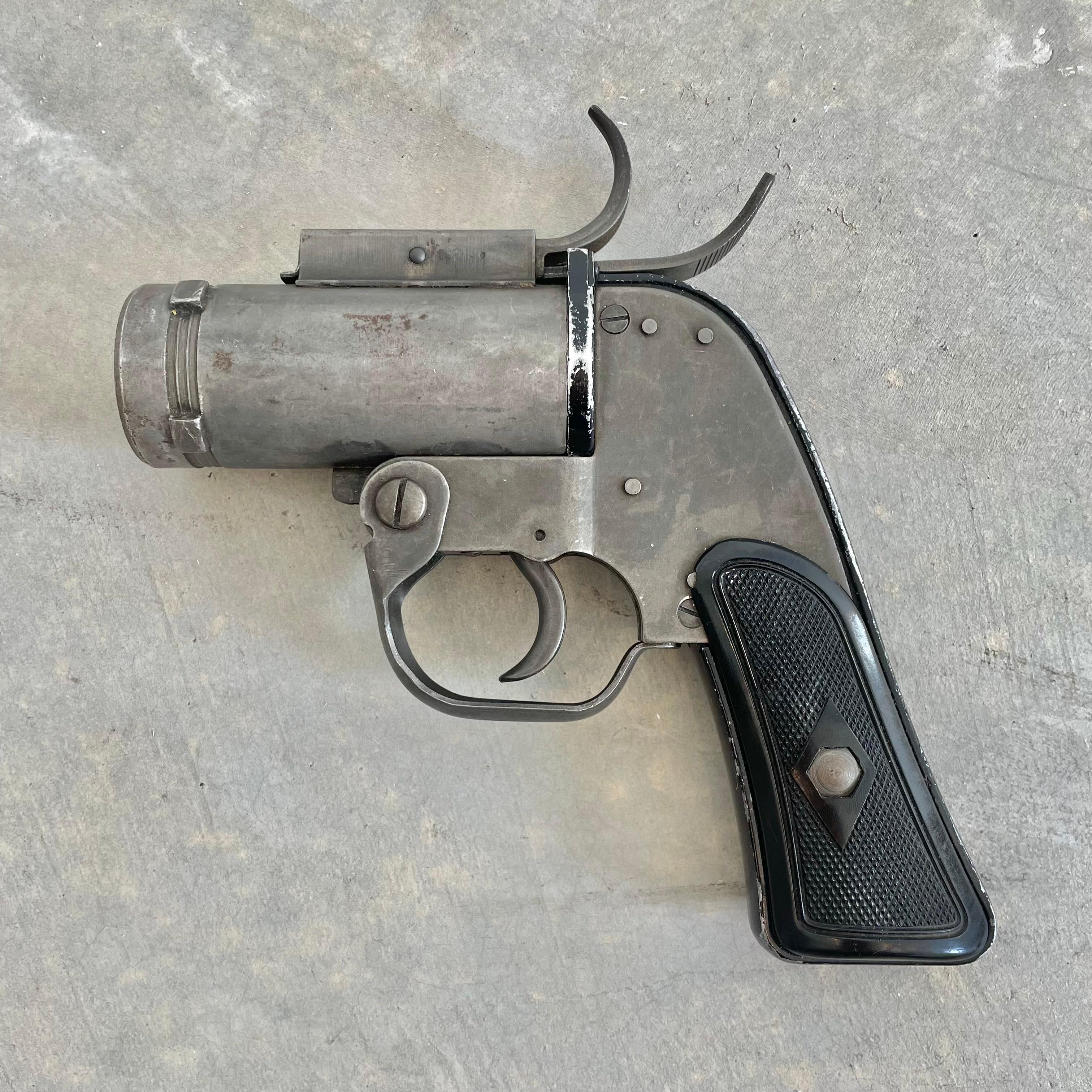 WWII AN-M8 Flare Gun, 1940s USA 2