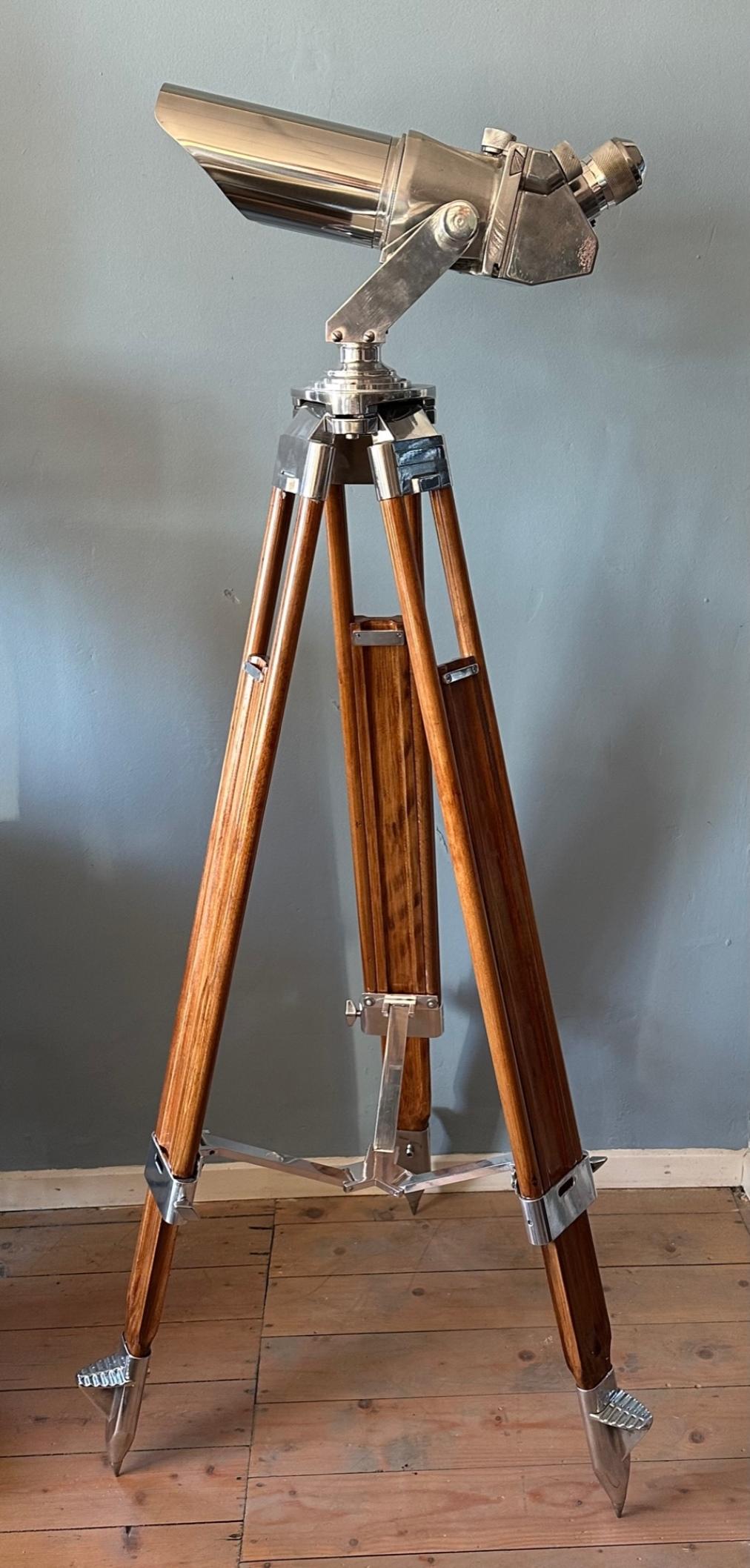 Polished Observation Binoculars 10 x 80 – from Schneider from Kreuznach
WW2 Binoculars made by the German company in the period 1940-1943
D.F. (Doppel Fernrohe) 10 x 80 observation binoculars with four built-in filters. Optical quality is
