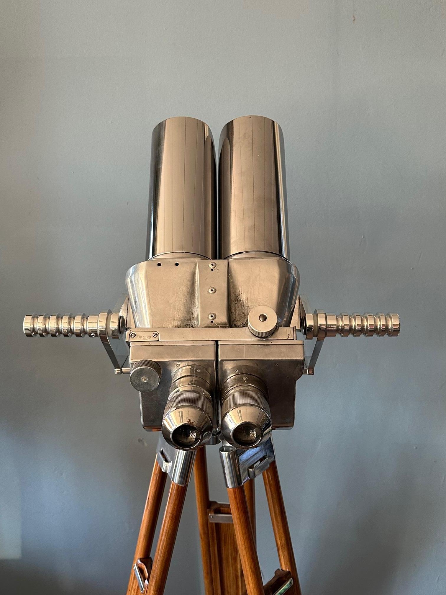 WWII Binoculars on Stand In Good Condition In Eindhoven, NL