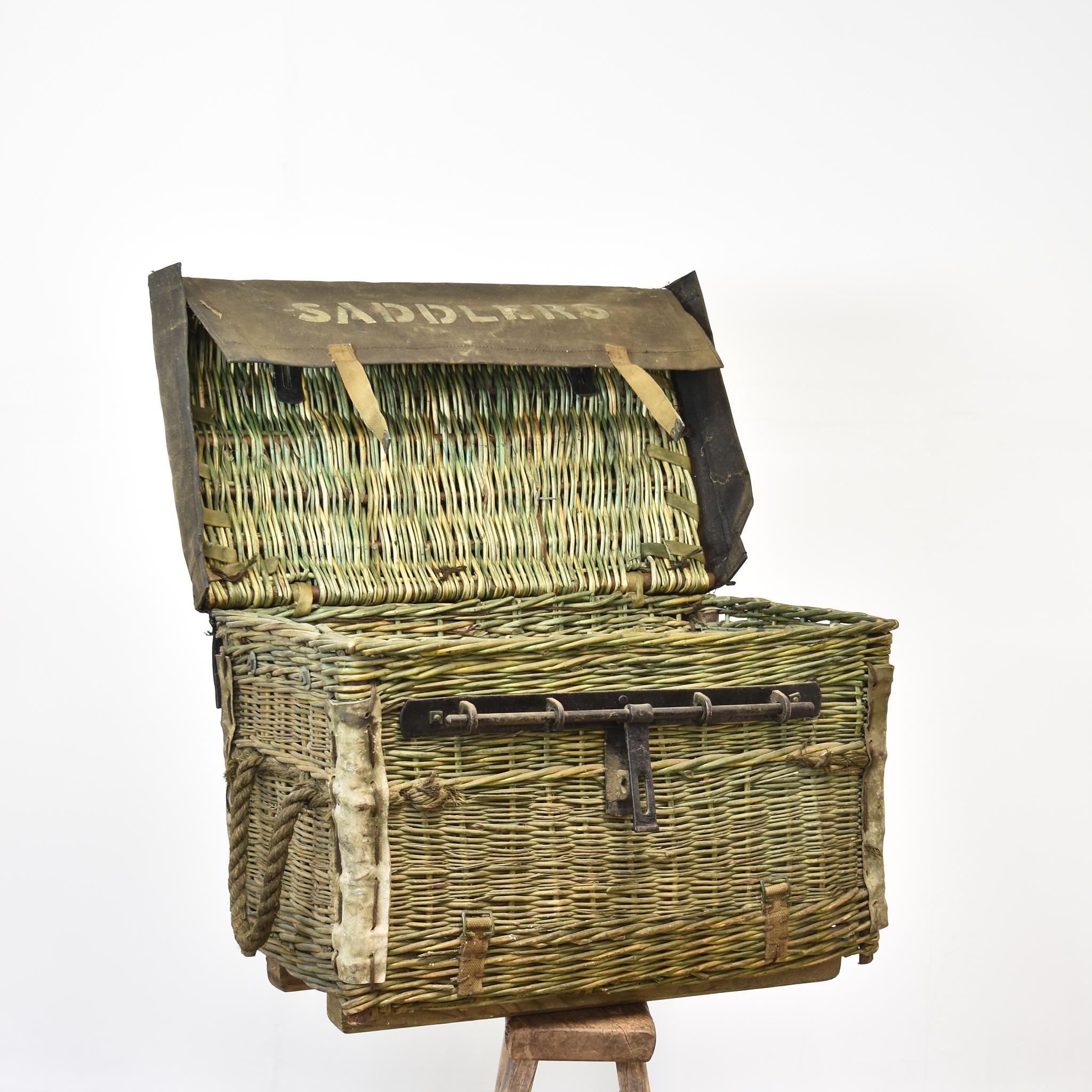 WWII British Military Antique Wicker Pannier Basket Hamper

Ce panier original pour mule de la Seconde Guerre mondiale est fabriqué en osier et son intérieur est doublé de zinc. Le dessus est recouvert d'une toile imperméabilisée, avec le mot