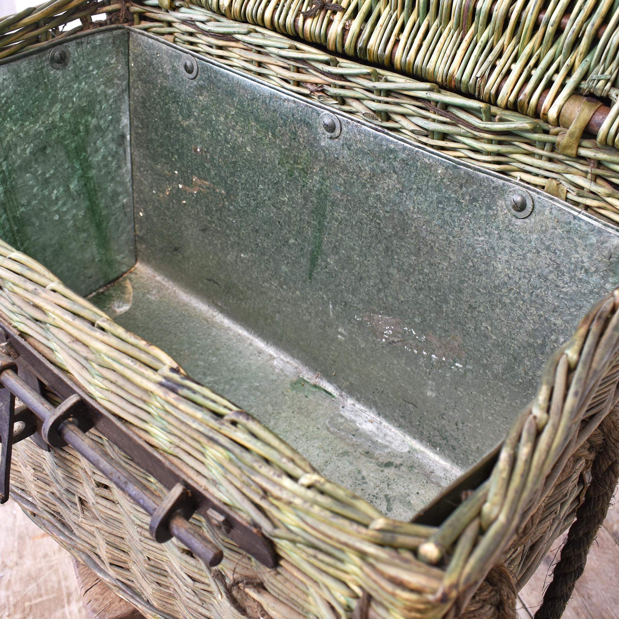 Tissé à la main WWII British Military Antique Vintage Wicker Pannier Basket Hamper en vente