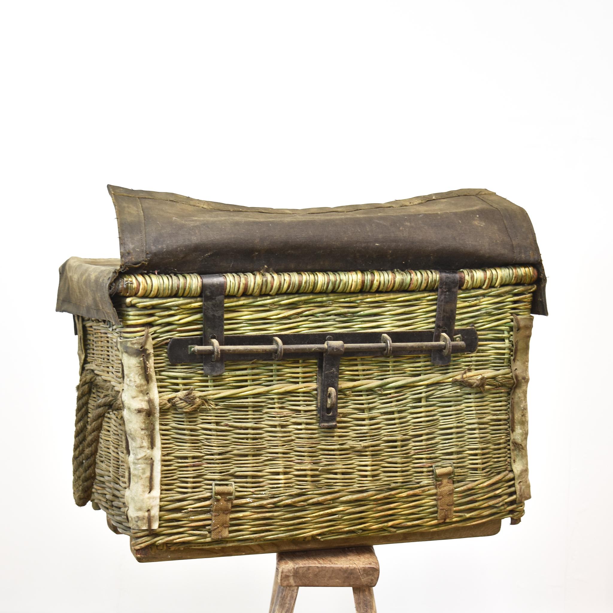 WWII British Military Antique Vintage Wicker Pannier Basket Hamper Bon état - En vente à Stockbridge, GB