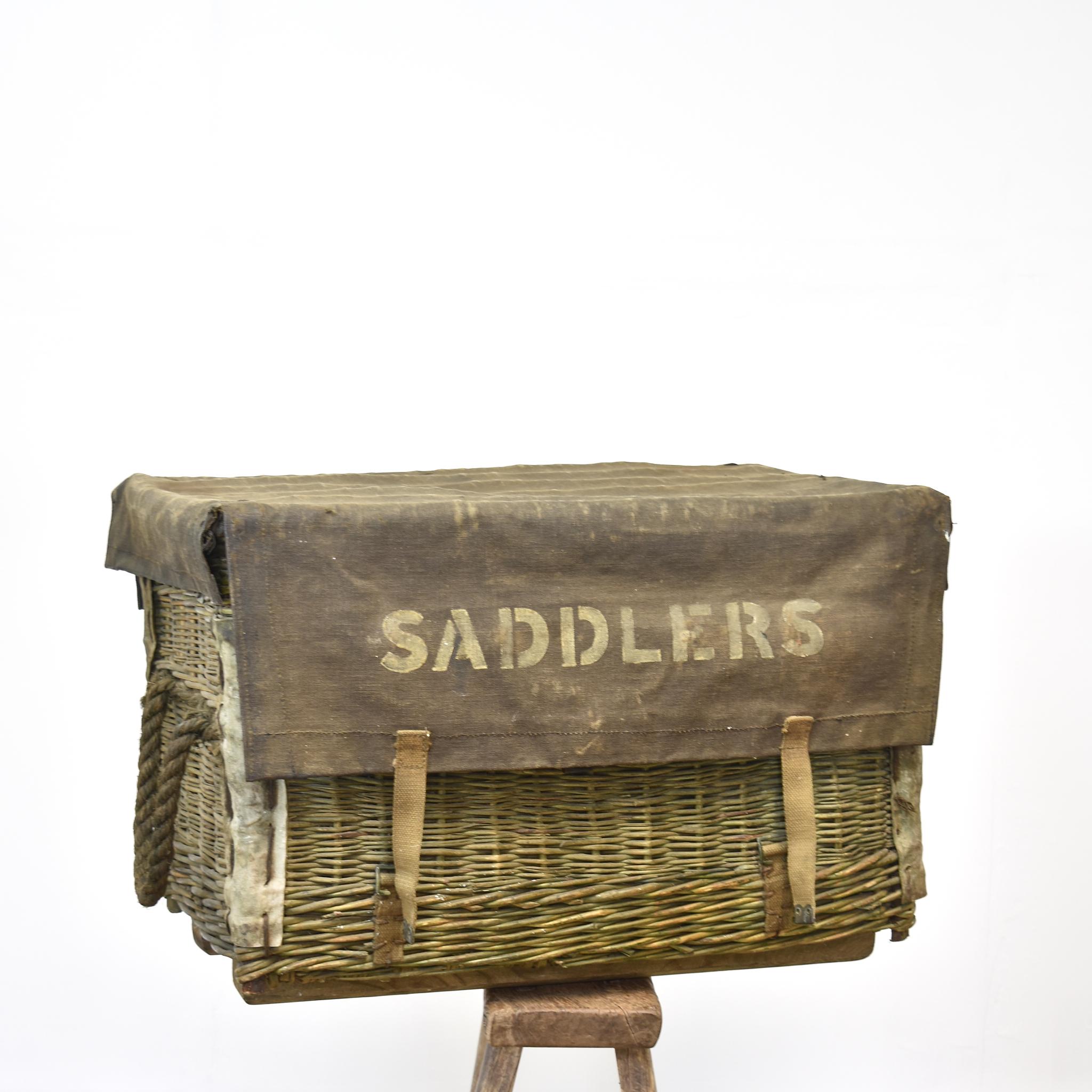 20ième siècle WWII British Military Antique Vintage Wicker Pannier Basket Hamper en vente