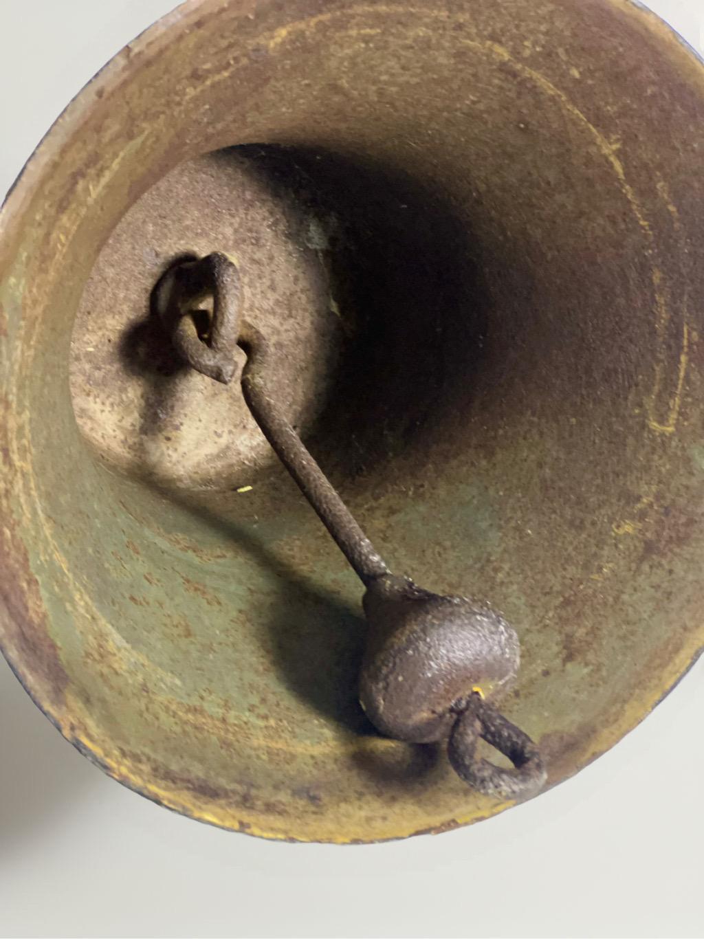 WWII Era U.S. Navy Gusseisen Schiff Glocke mit Halterung im Angebot 3