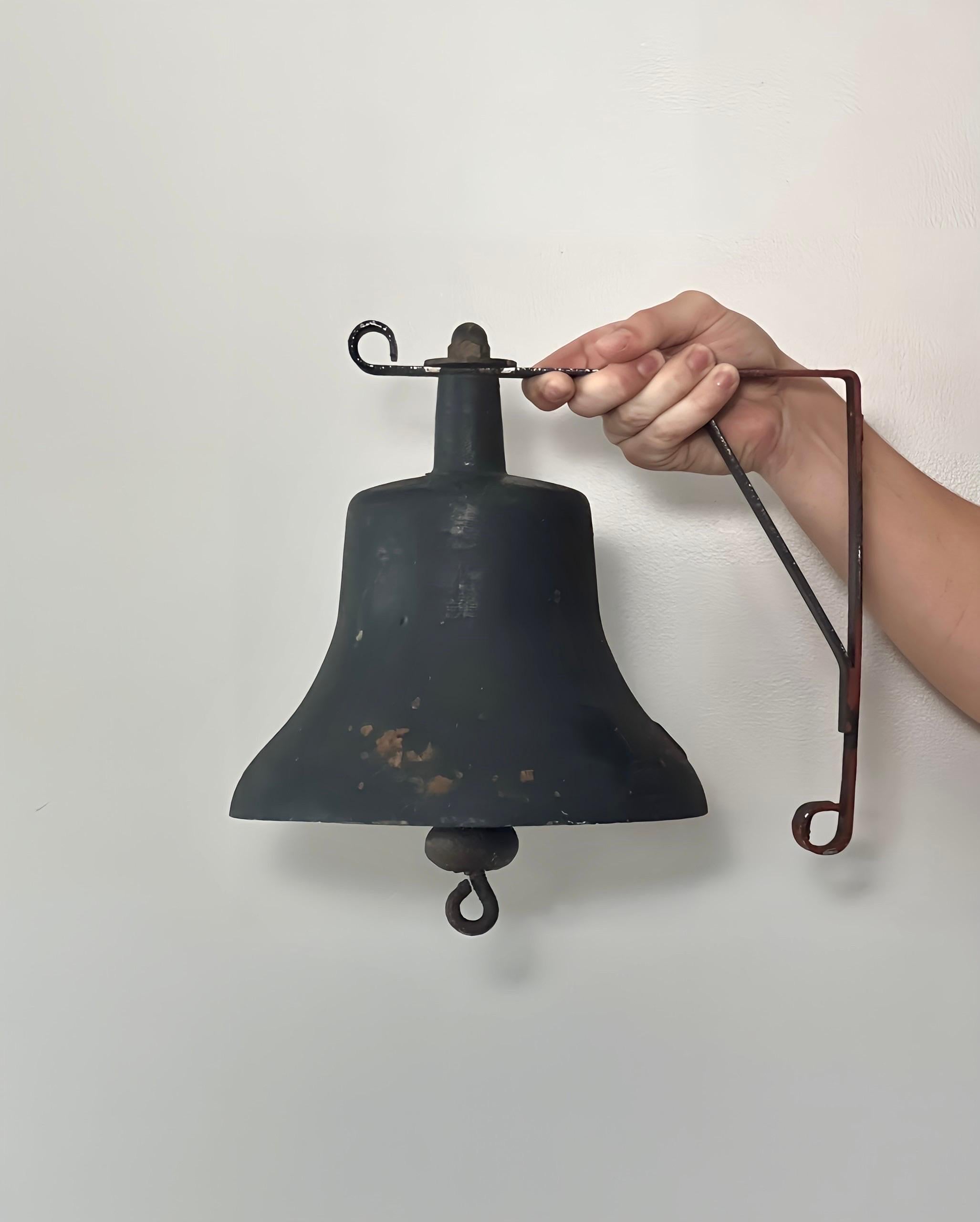 WWII Era U.S. Navy Gusseisen Schiff Glocke mit Halterung im Angebot 5