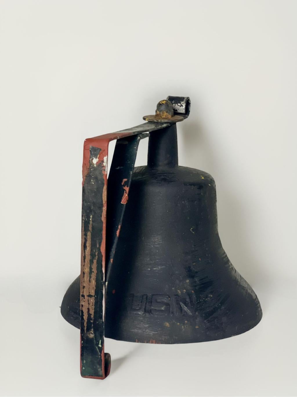 Klassische Marine-Schiffsglocke aus dem Zweiten Weltkrieg, gegossen aus Eisen mit erhabener Aufschrift 