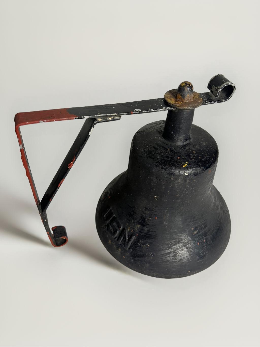 WWII Era U.S. Navy Gusseisen Schiff Glocke mit Halterung (amerikanisch) im Angebot