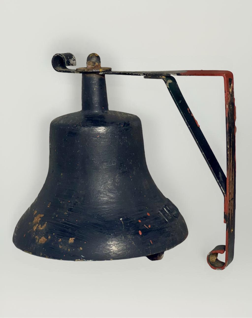 WWII Era U.S. Navy Gusseisen Schiff Glocke mit Halterung (Gegossen) im Angebot