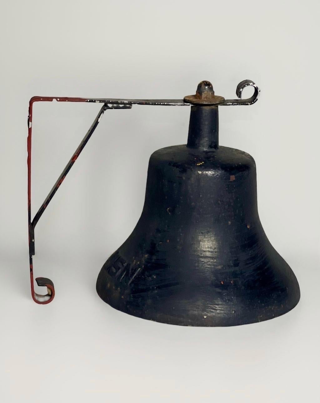 WWII Era U.S. Navy Gusseisen Schiff Glocke mit Halterung im Zustand „Gut“ im Angebot in Doylestown, PA