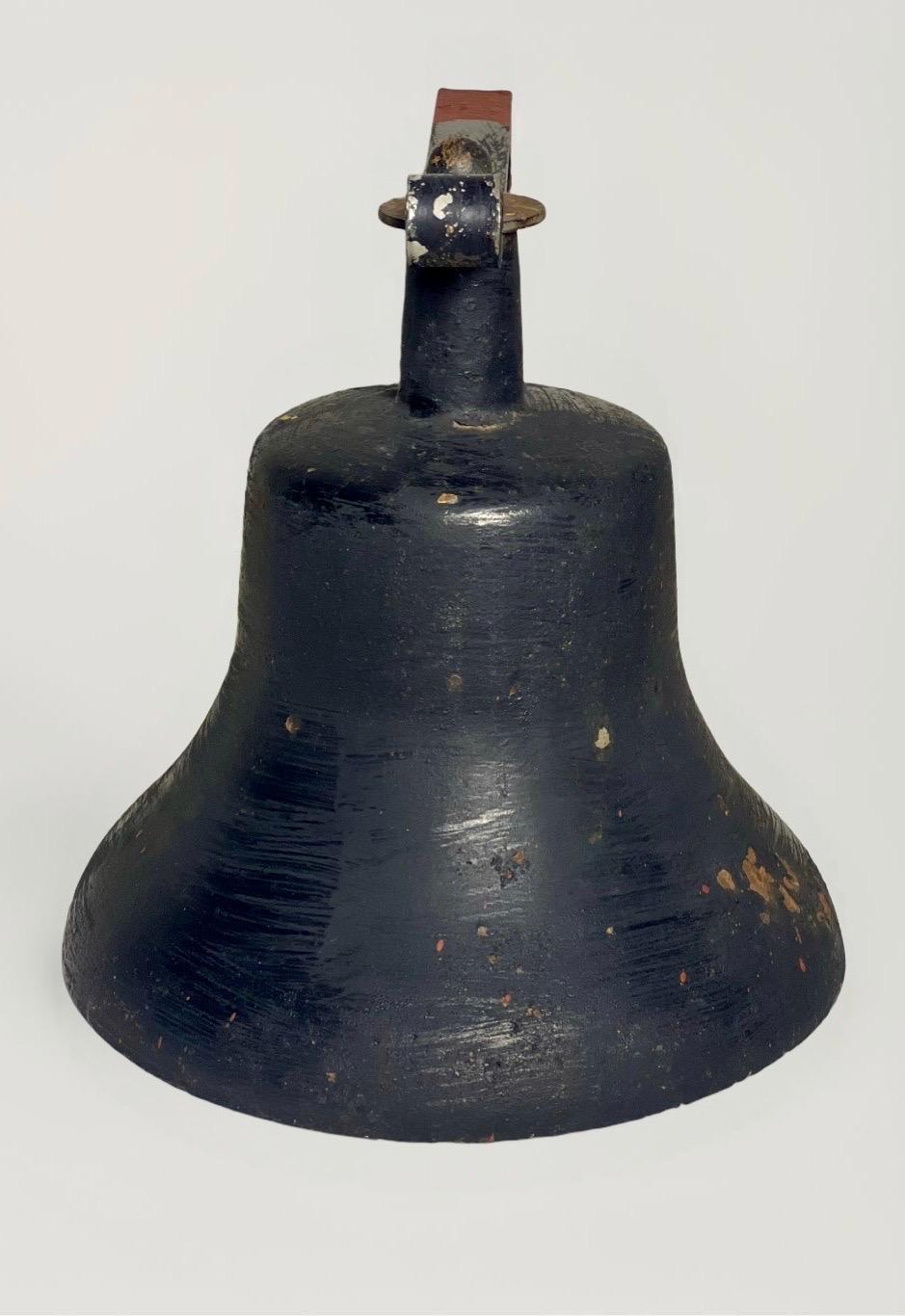 WWII Era U.S. Navy Gusseisen Schiff Glocke mit Halterung (Mitte des 20. Jahrhunderts) im Angebot
