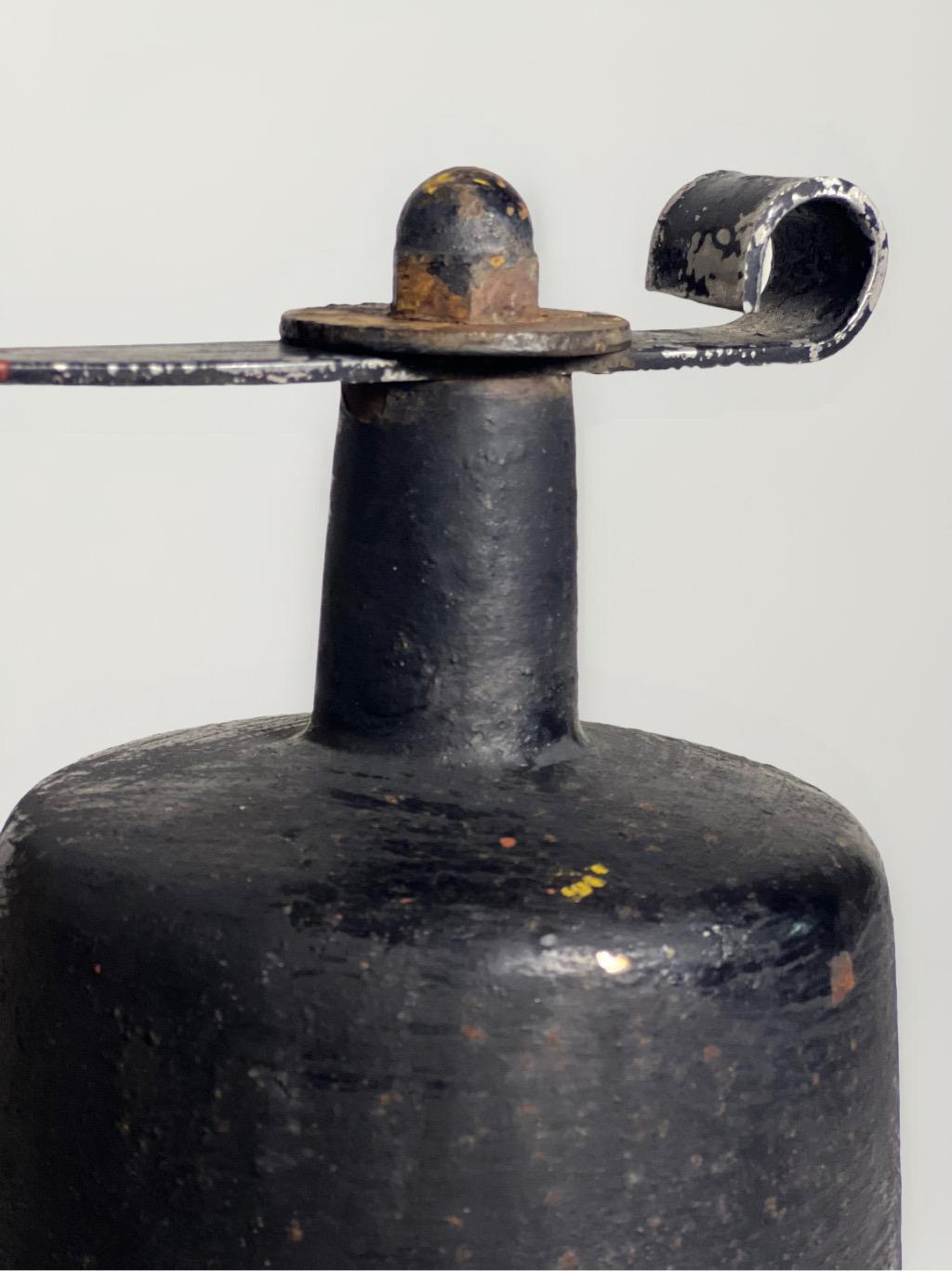WWII Era U.S. Navy Gusseisen Schiff Glocke mit Halterung (Eisen) im Angebot