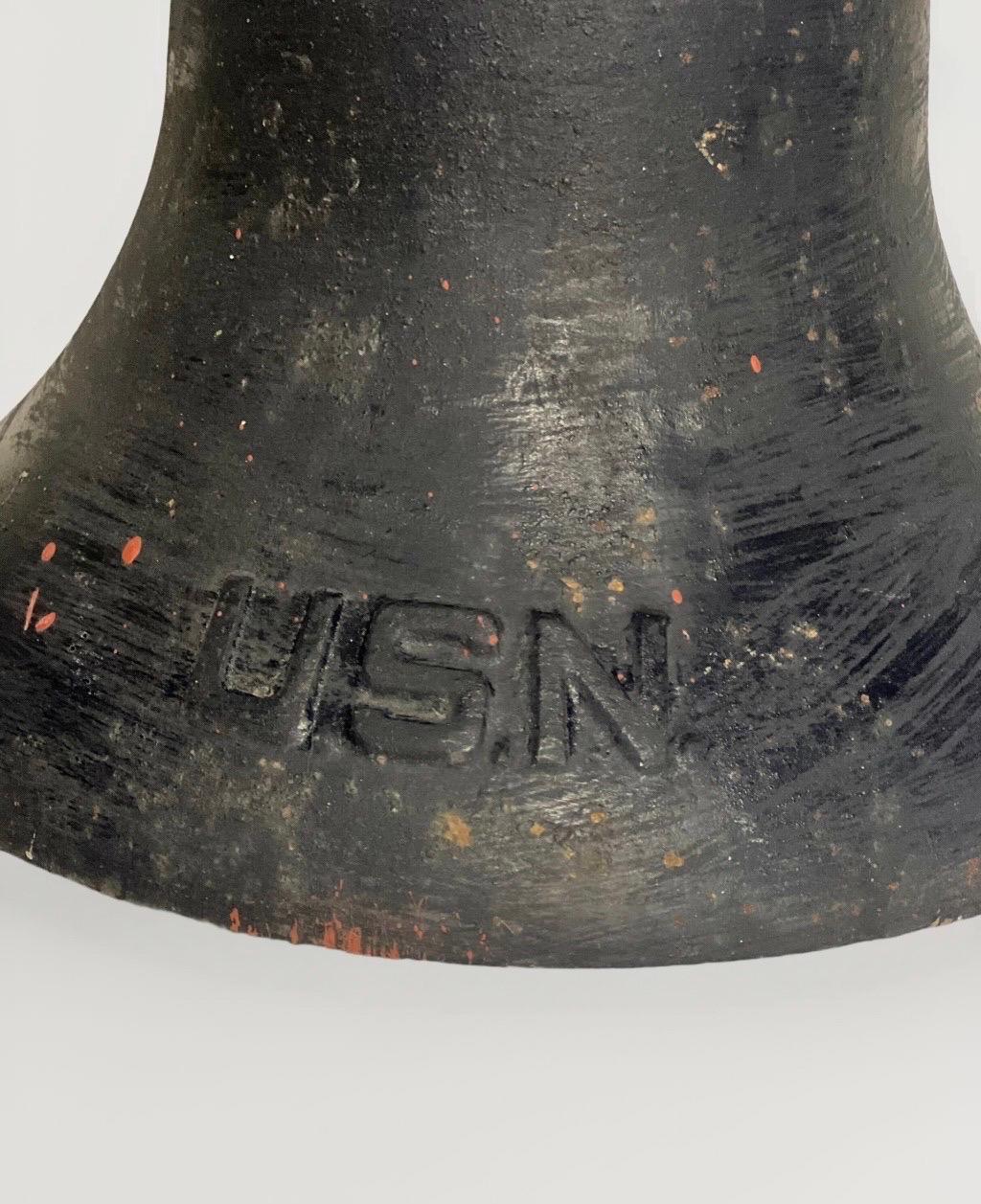 WWII Era U.S. Navy Gusseisen Schiff Glocke mit Halterung im Angebot 1