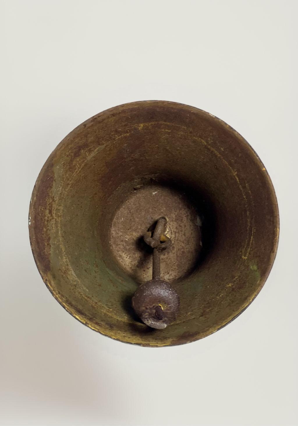 WWII Era U.S. Navy Gusseisen Schiff Glocke mit Halterung im Angebot 2