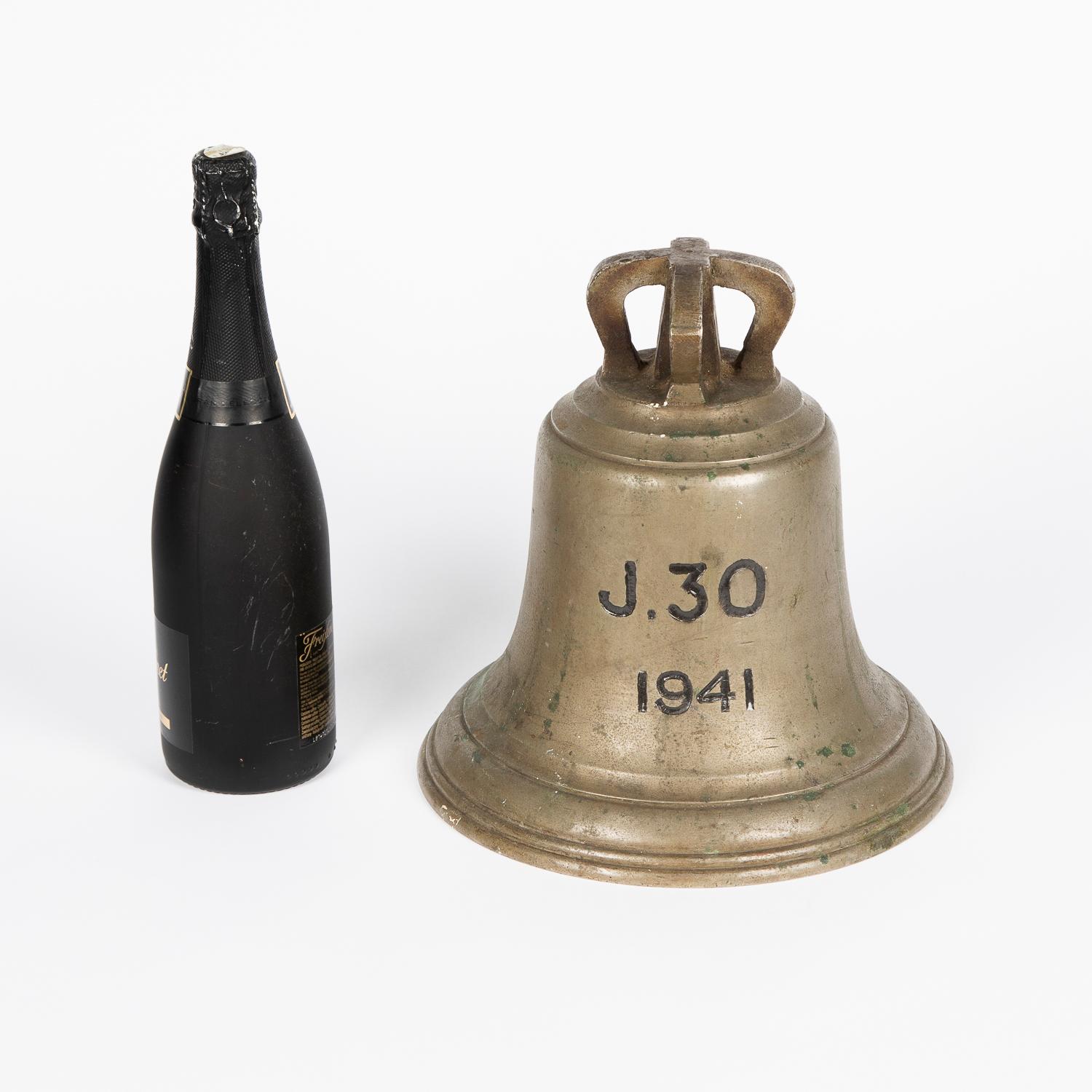 WWII Ship's Bell from the Minesweeper HMS Queen of Thanet, Dated 1941 In Good Condition For Sale In London, GB