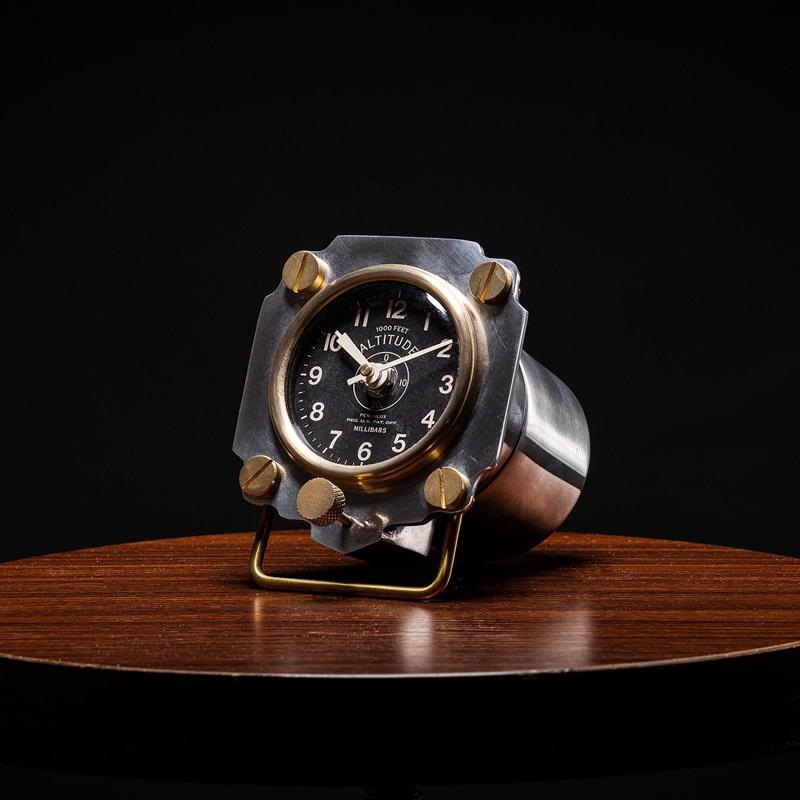 Horloge d'avion Altimètre Spitfire WWII Avec ses vis en laiton et sa forme robuste, cette horloge apporte la précision d'un pilote de chasse à votre bureau. Son cadran authentique abrite les vestiges d'un cadran secondaire qui indiquait l'altitude