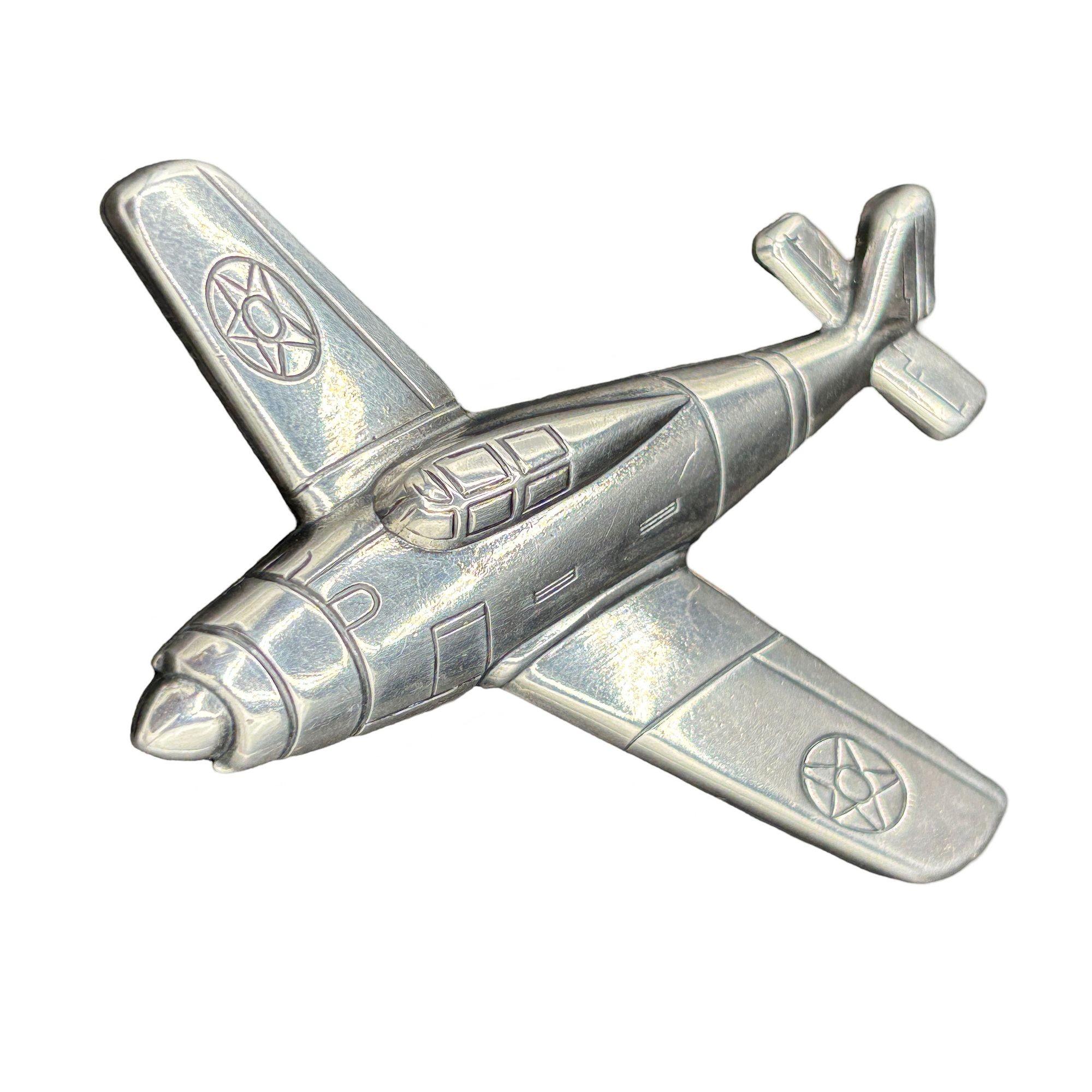 Questa straordinaria spilla a cuore dell'epoca della Seconda Guerra Mondiale presenta un dettagliato Republic P-47 Thunderbolt ed è un'aggiunta fantastica a qualsiasi collezione di gioielli vintage dell'aviazione o della Seconda Guerra Mondiale.