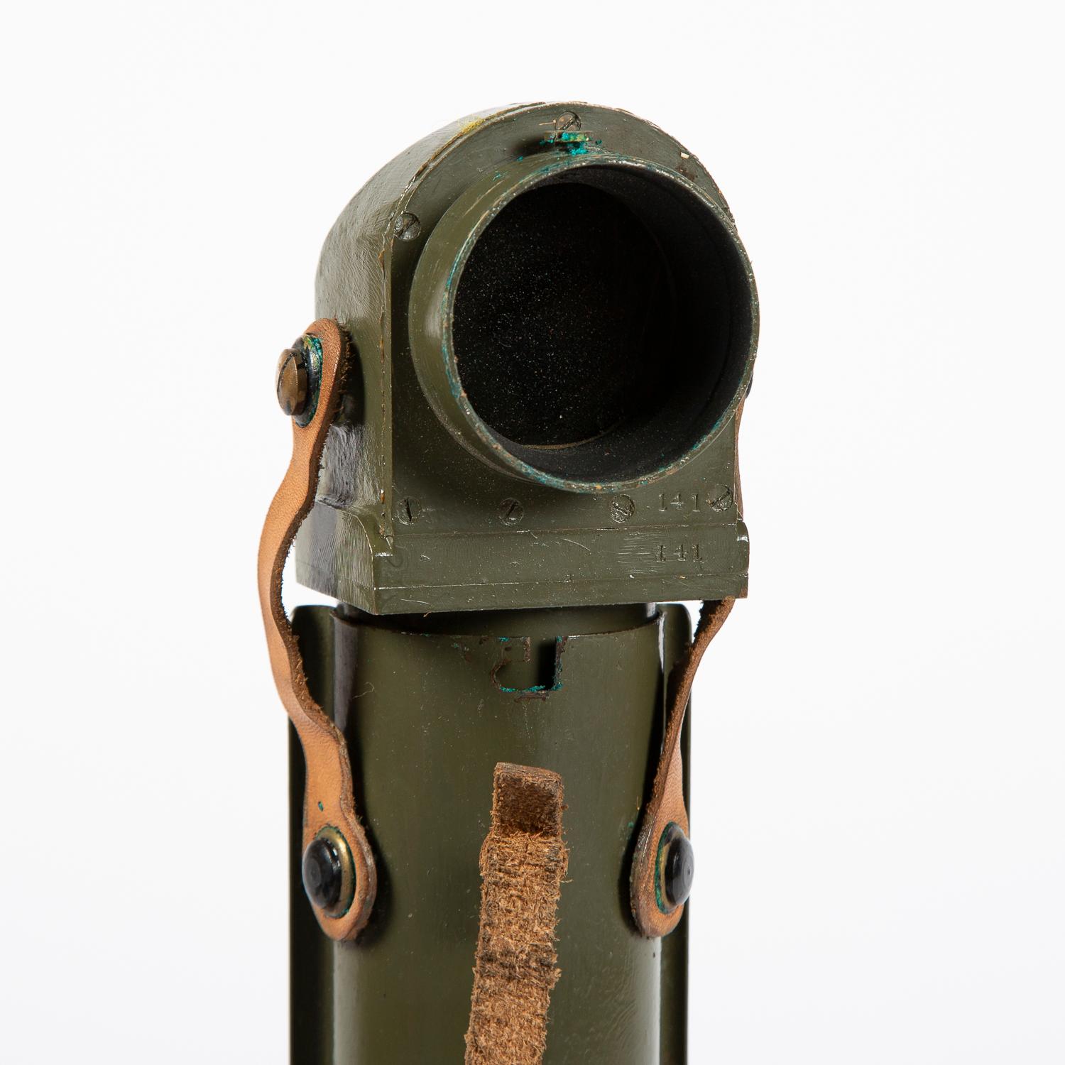 Périscope de tranchée de la Seconde Guerre mondiale dans son étui daté de 1945 2