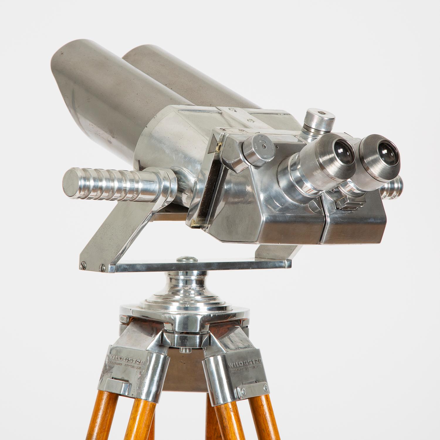 WWII Tripod Mounted Binoculars by Leitz In Good Condition In London, GB